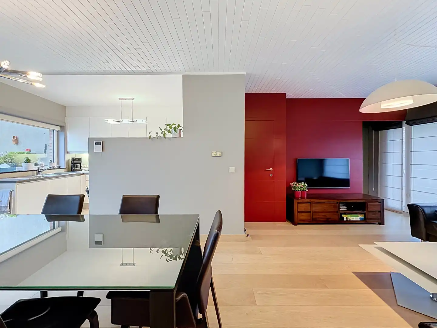 Instapklare bel-etage met drie slaapkamers, garage en zonnige buitenruimtes. foto 2
