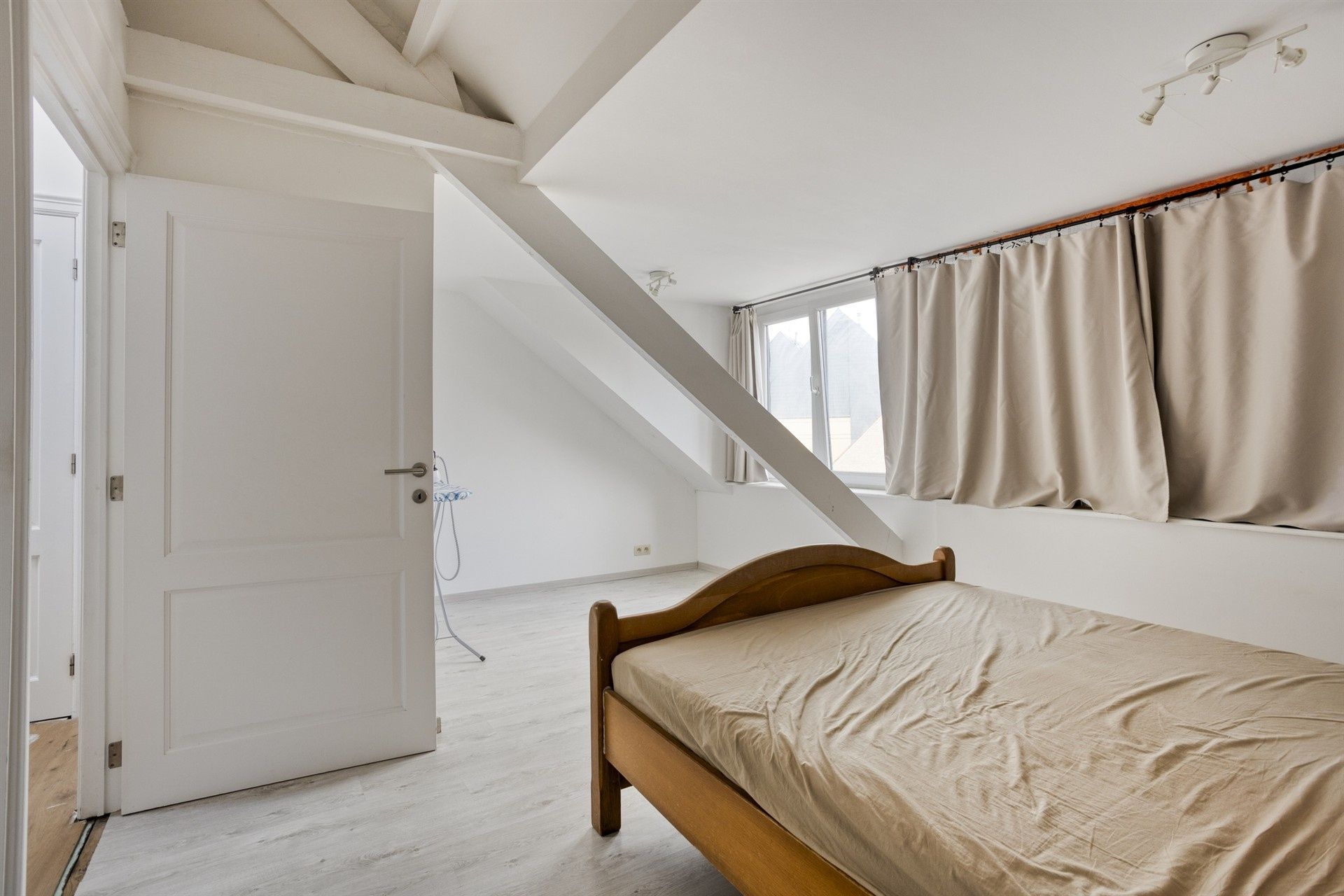 Woning met overvloed aan ruimte en potentieel foto 24