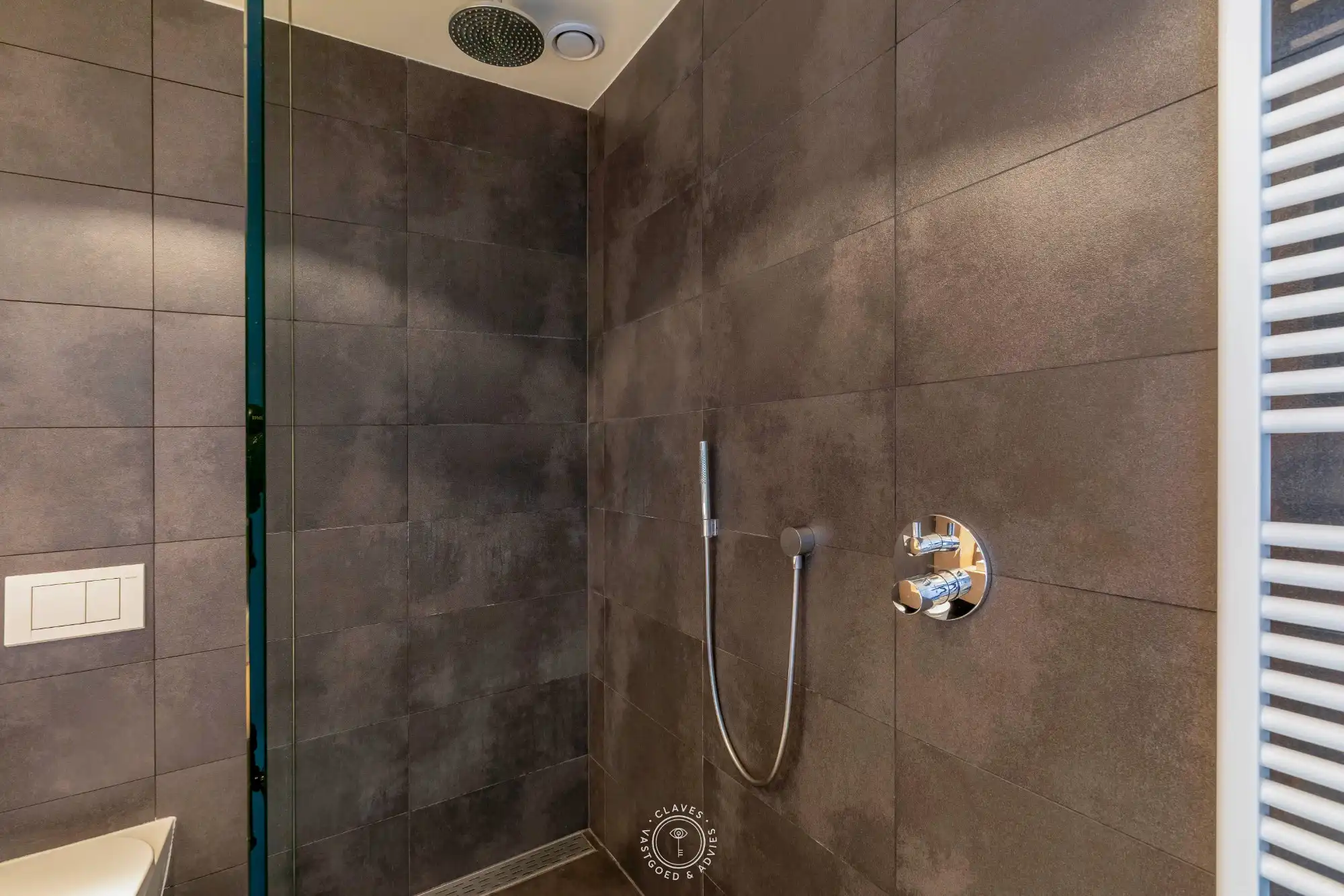 Moderne totaalrenovatie achter charmante en authentieke gevel foto 12