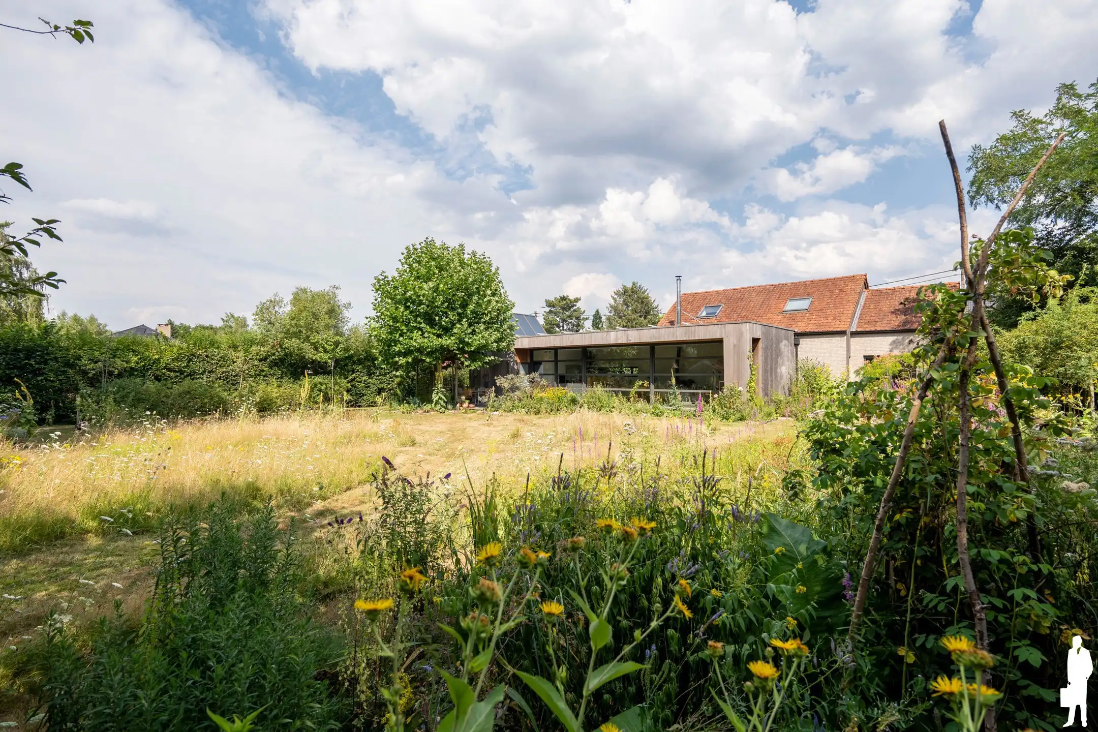 Unieke woning; architecturaal ontwerp, organische natuurtuin foto {{pictureIndex}}