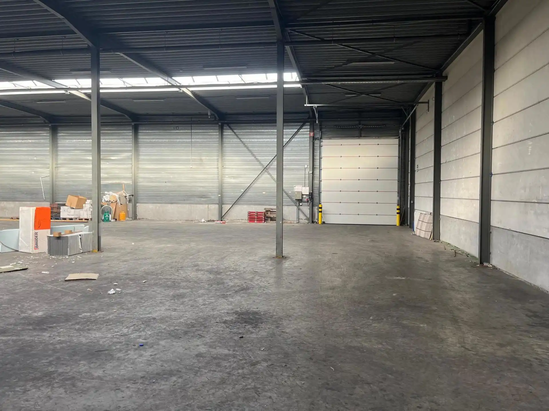 Magazijn ca.2.700m² met los- en laadzone te Merksem. foto 4