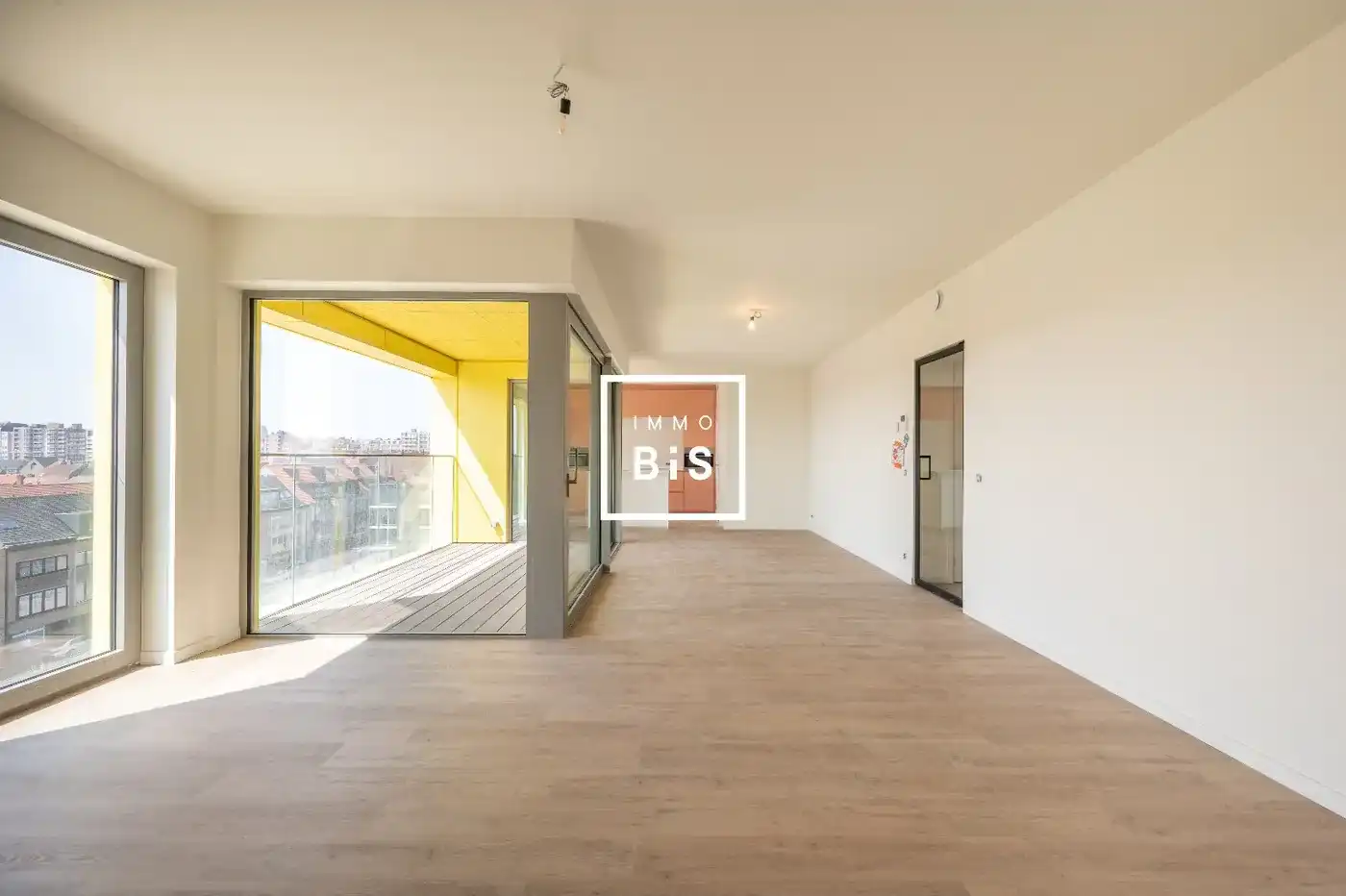 West-georiënteerd twee slaapkamer appartement met ruim terras foto 2
