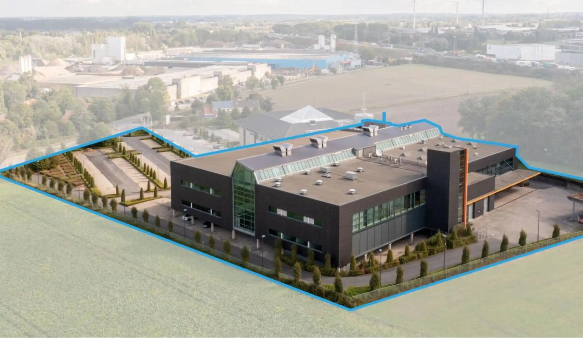 Kantoorruimte / Business Center te huur : totaal 2.200 m² uitstekend bereikbaar via de R8 en de E17 bij Kortrijk-Oost foto 3