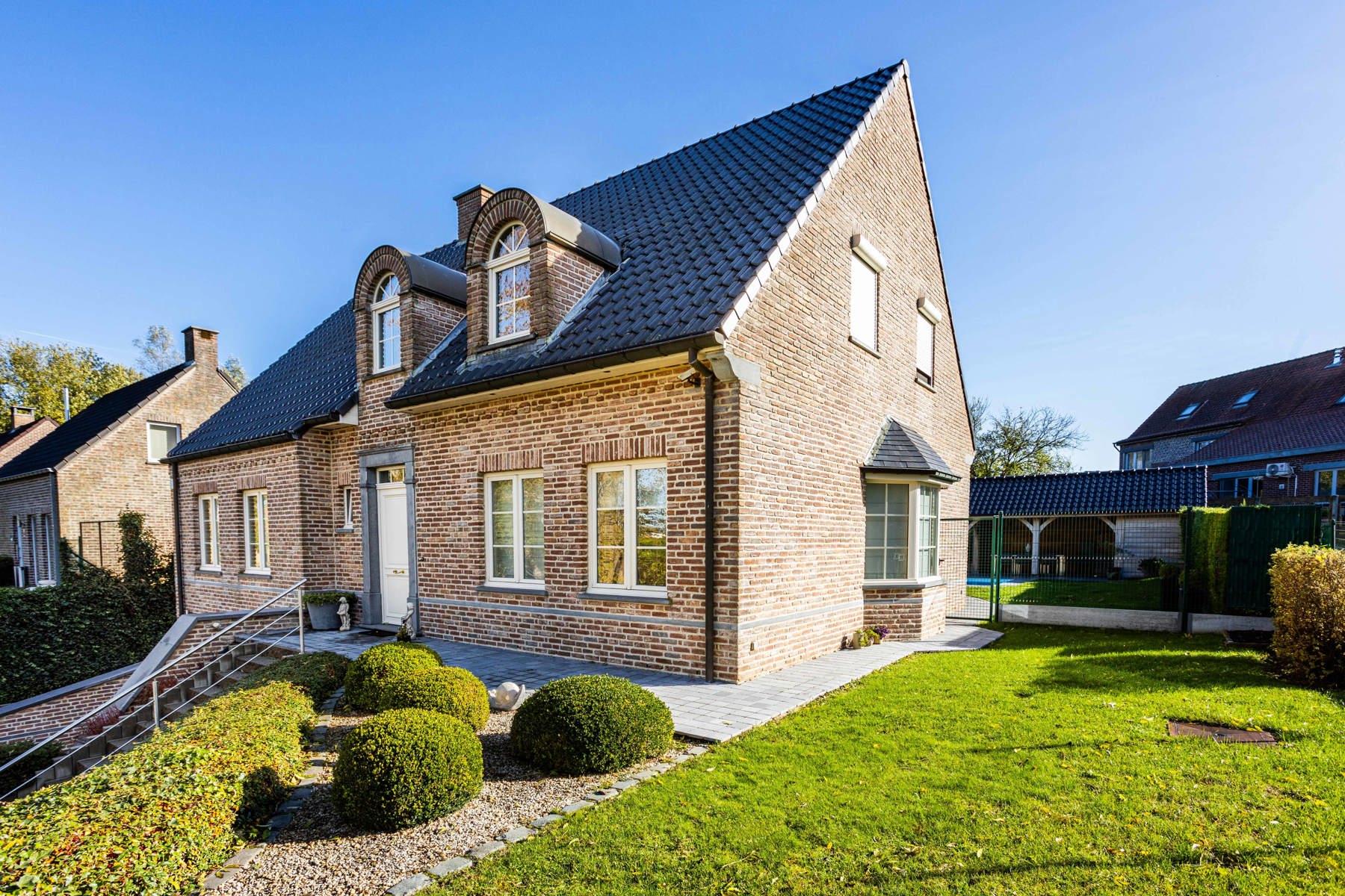 Perfect onderhouden gezinswoning met zwembad in Deux-Acren. foto 26