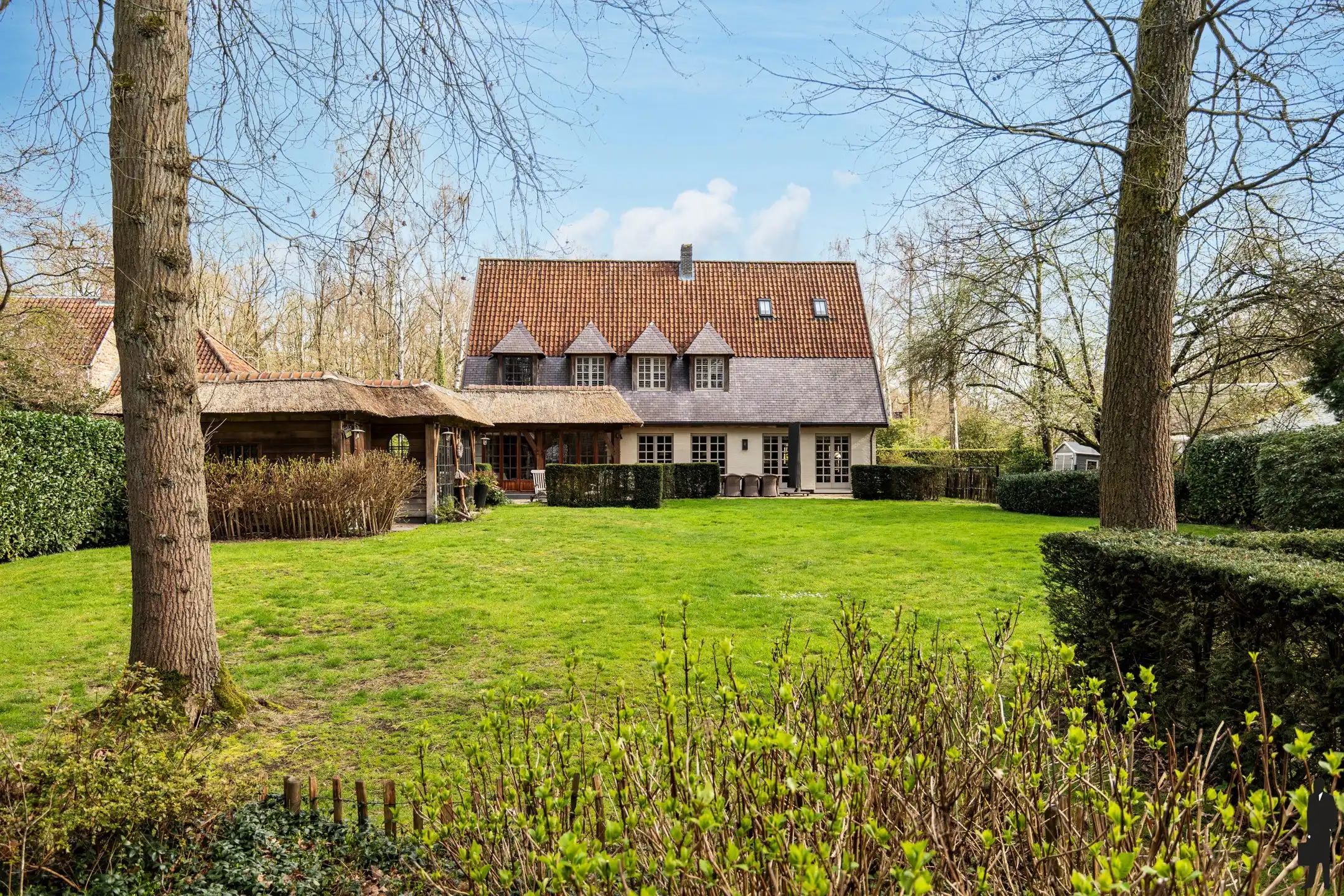 Prachtige villa met uitzicht op de weilanden van het kasteel foto {{pictureIndex}}