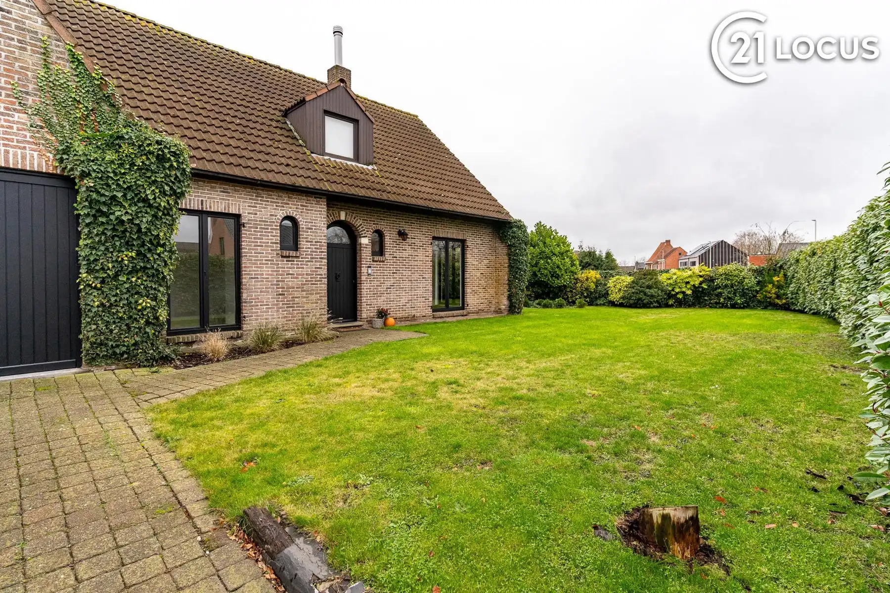 Ruime villa met 4 slpk, grote tuin en garage foto {{pictureIndex}}