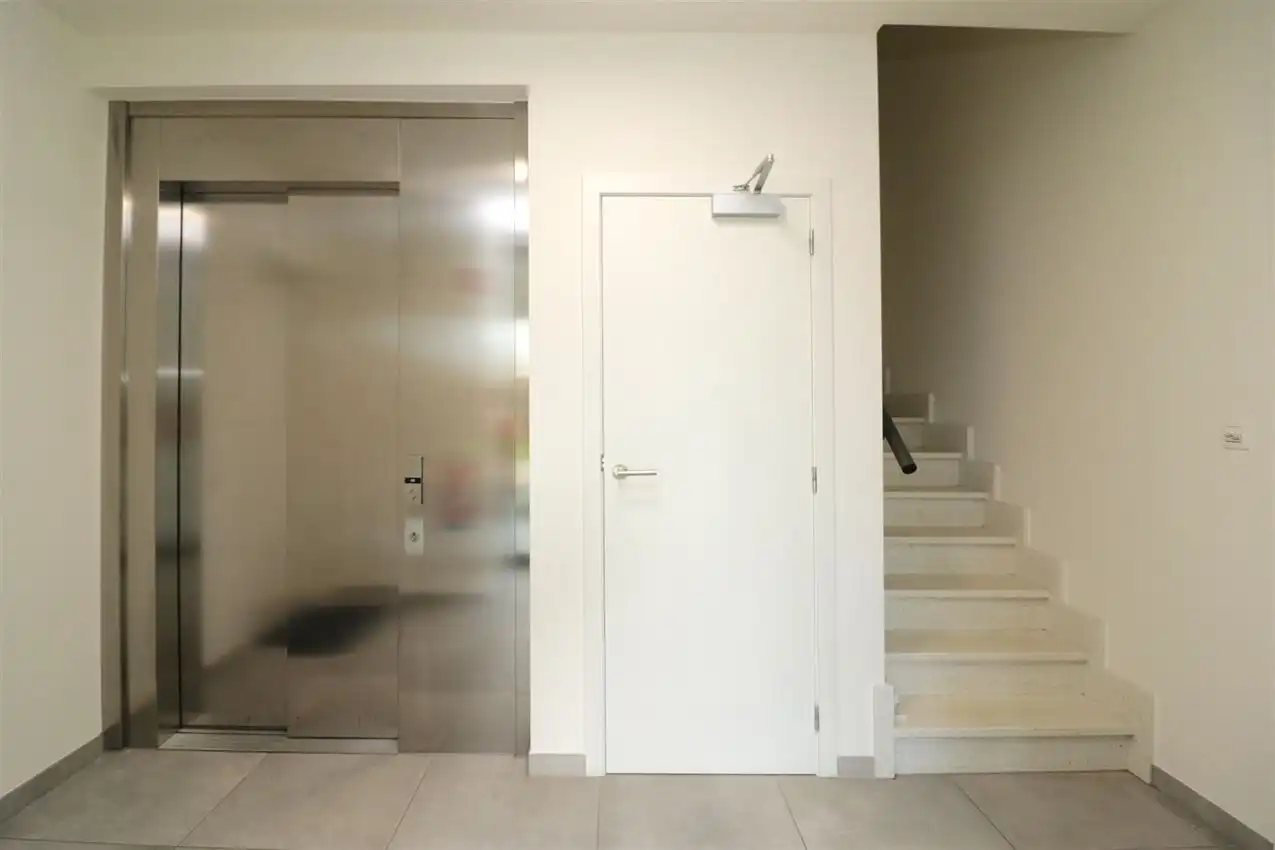 Gelijkvloers app., twee slaapkamers, autostaanplaats nabij centrum foto 31