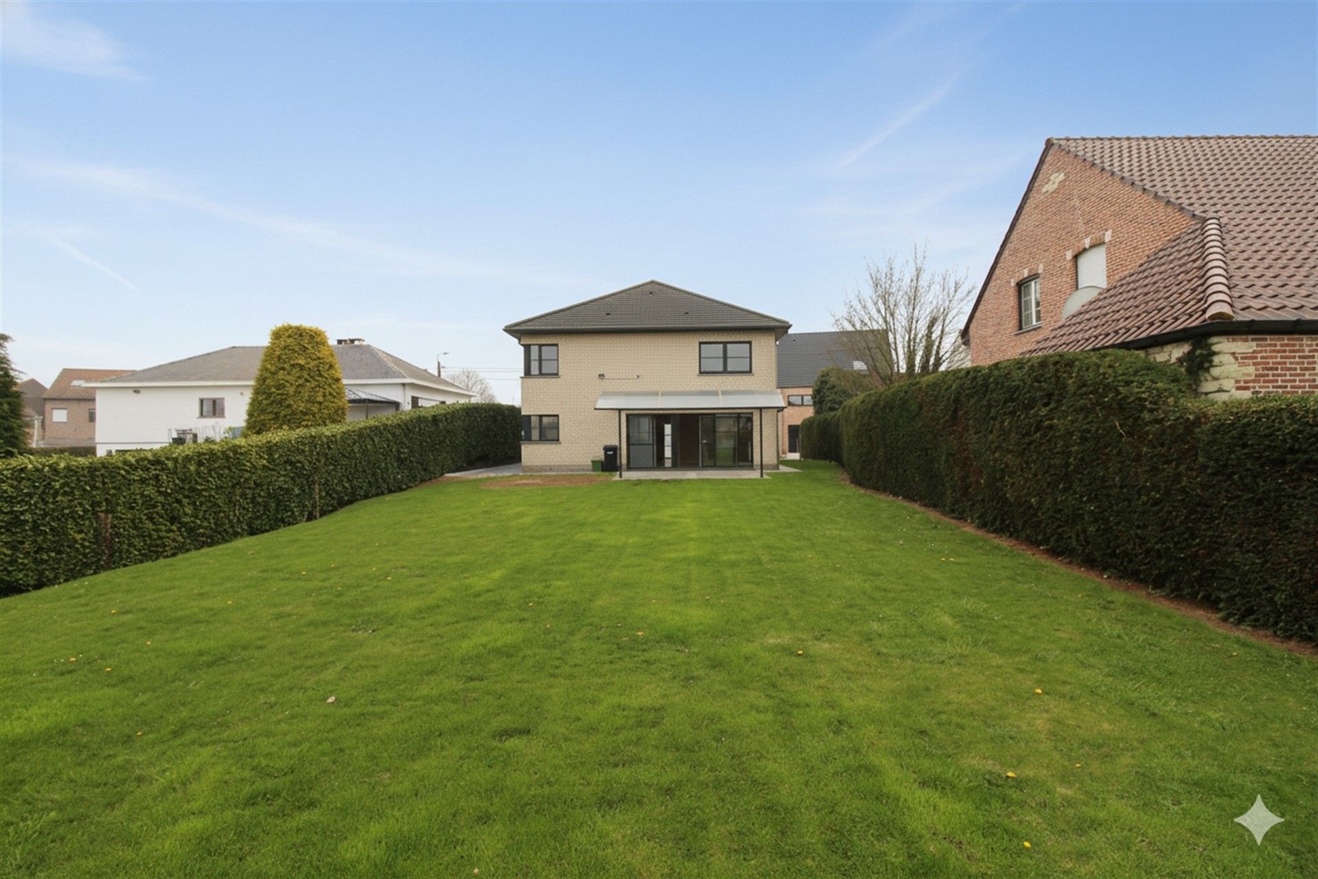 Rustig gelegen villa met ruime tuin foto 3