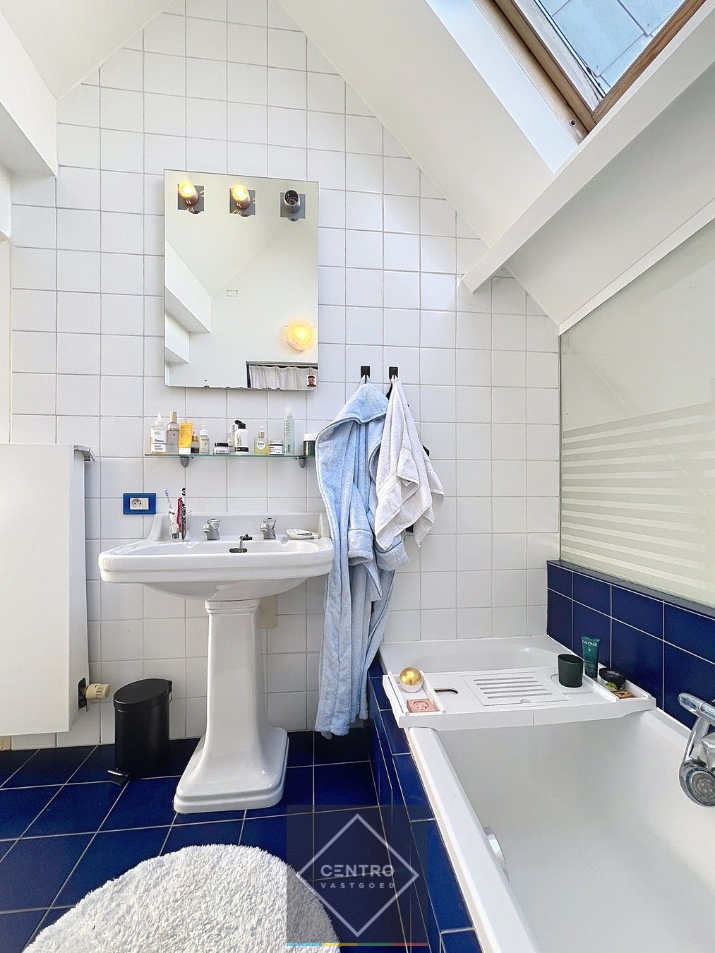 Gelijkvloerse kantoor/praktijkruimte én triplex appartement (met aparte toegangen) op het Kerkplein van Rumbeke! foto 17