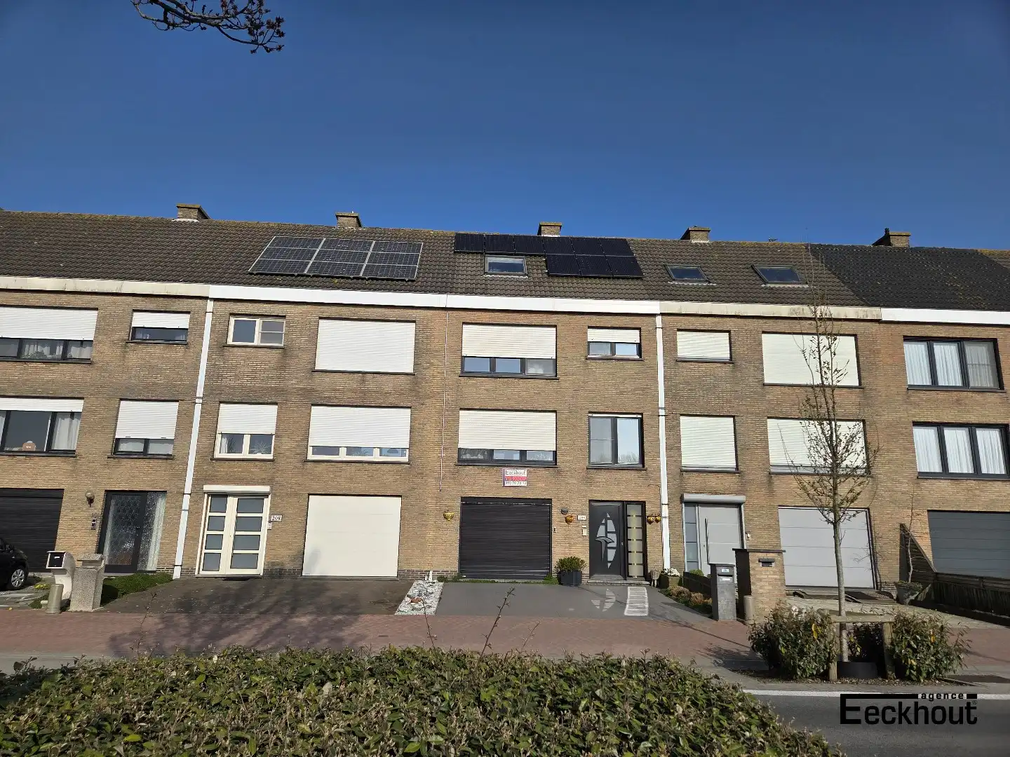 Instapklare ruime bel-etage woning (217 m² bewoonbare oppervlakte) met dubbele garage en grote tuin op topligging in Oostende foto 2