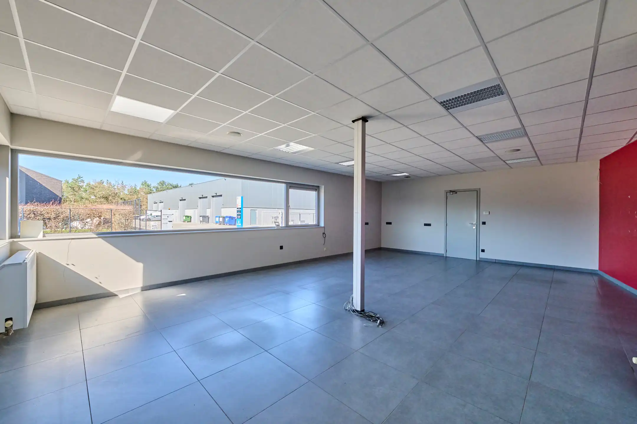 MULTIFUNCTIONEEL BEDRIJFSGEBOUW MET APPARTEMENT EN BUITENTERREIN foto 3