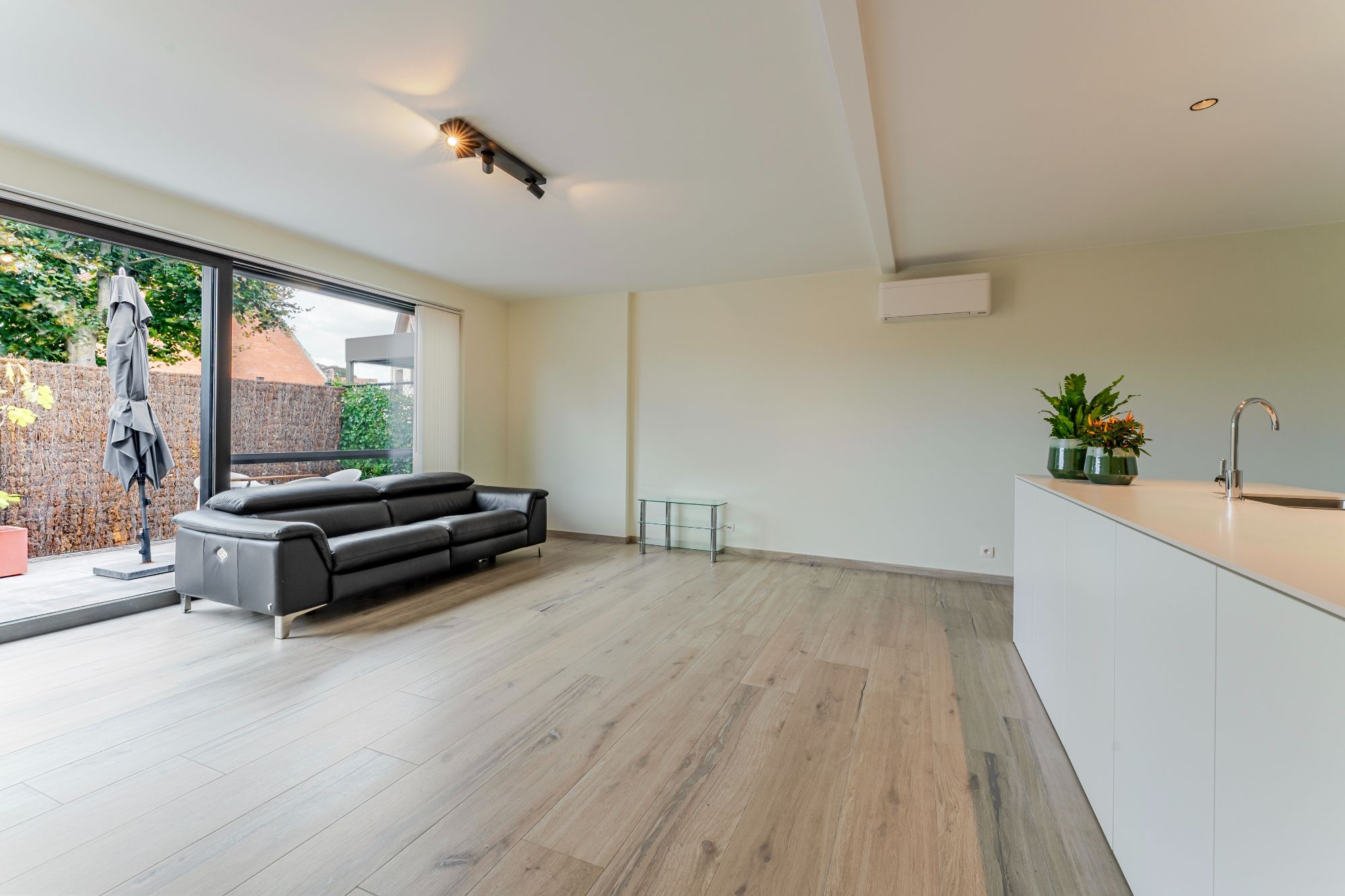 Groot gelijkvloers appartement ( 140m²) met praktijkruimte, 2 slpk en groot terras foto 10