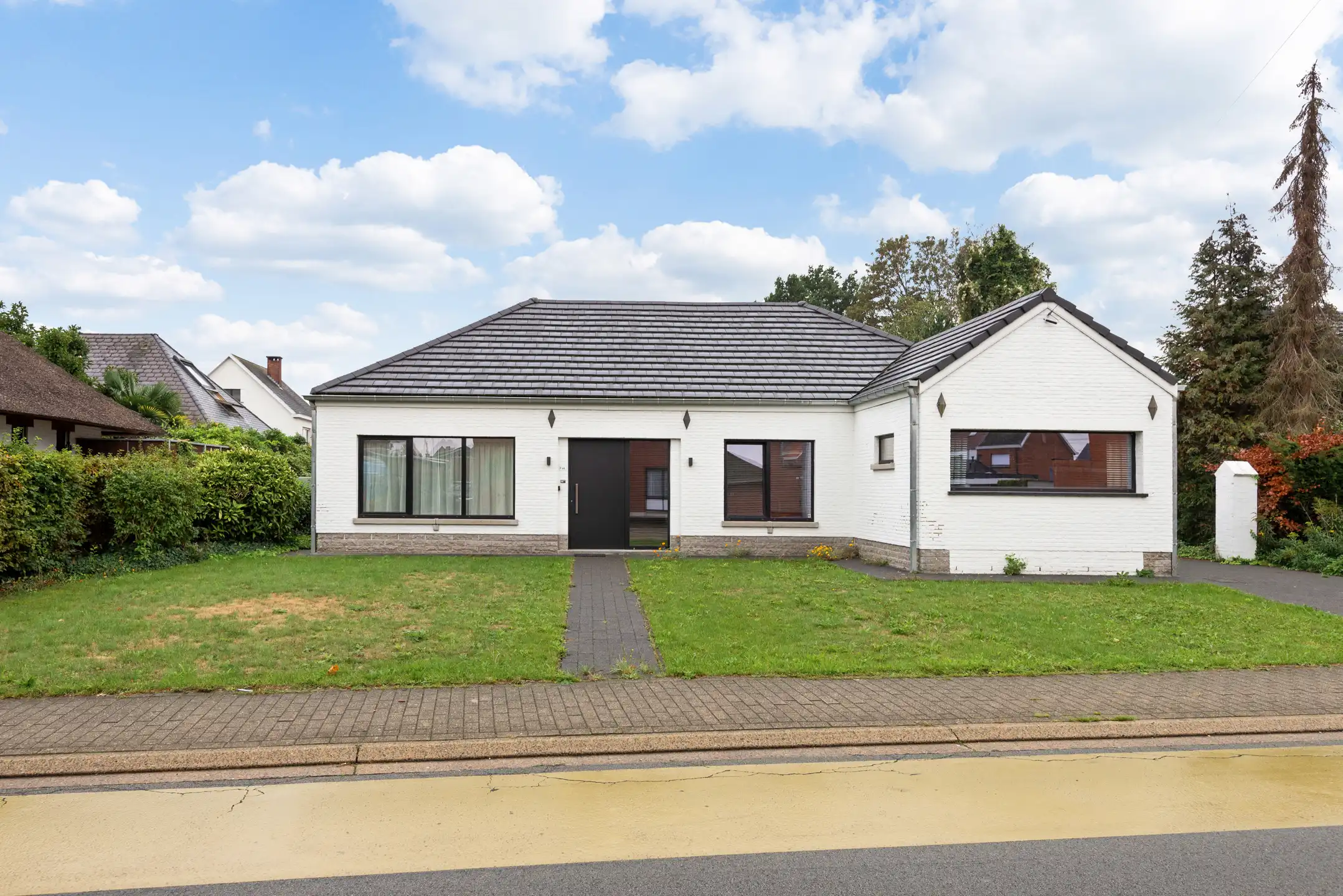 Moderne, instapklare Bungalow met 4 slpk. en 2 badk. en bijgebouw op 12 are 30 ca foto {{pictureIndex}}