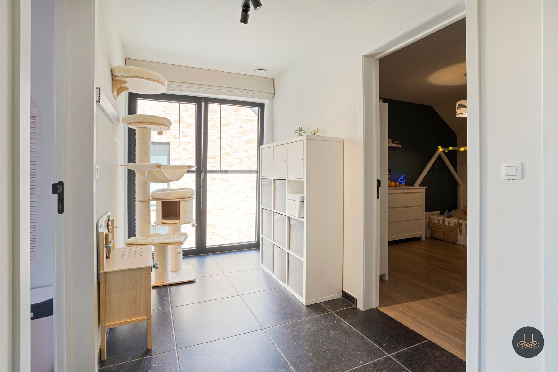 Recente moderne halfopen woning met zicht op groen foto 12