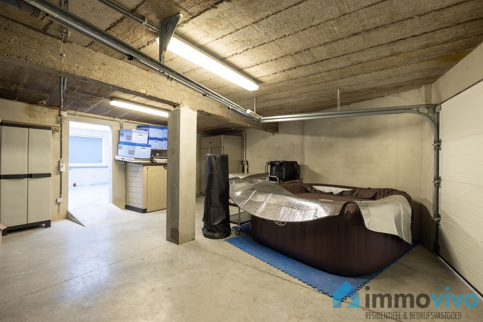 Ruim handelspand (slagerij) met studio en garage foto 16