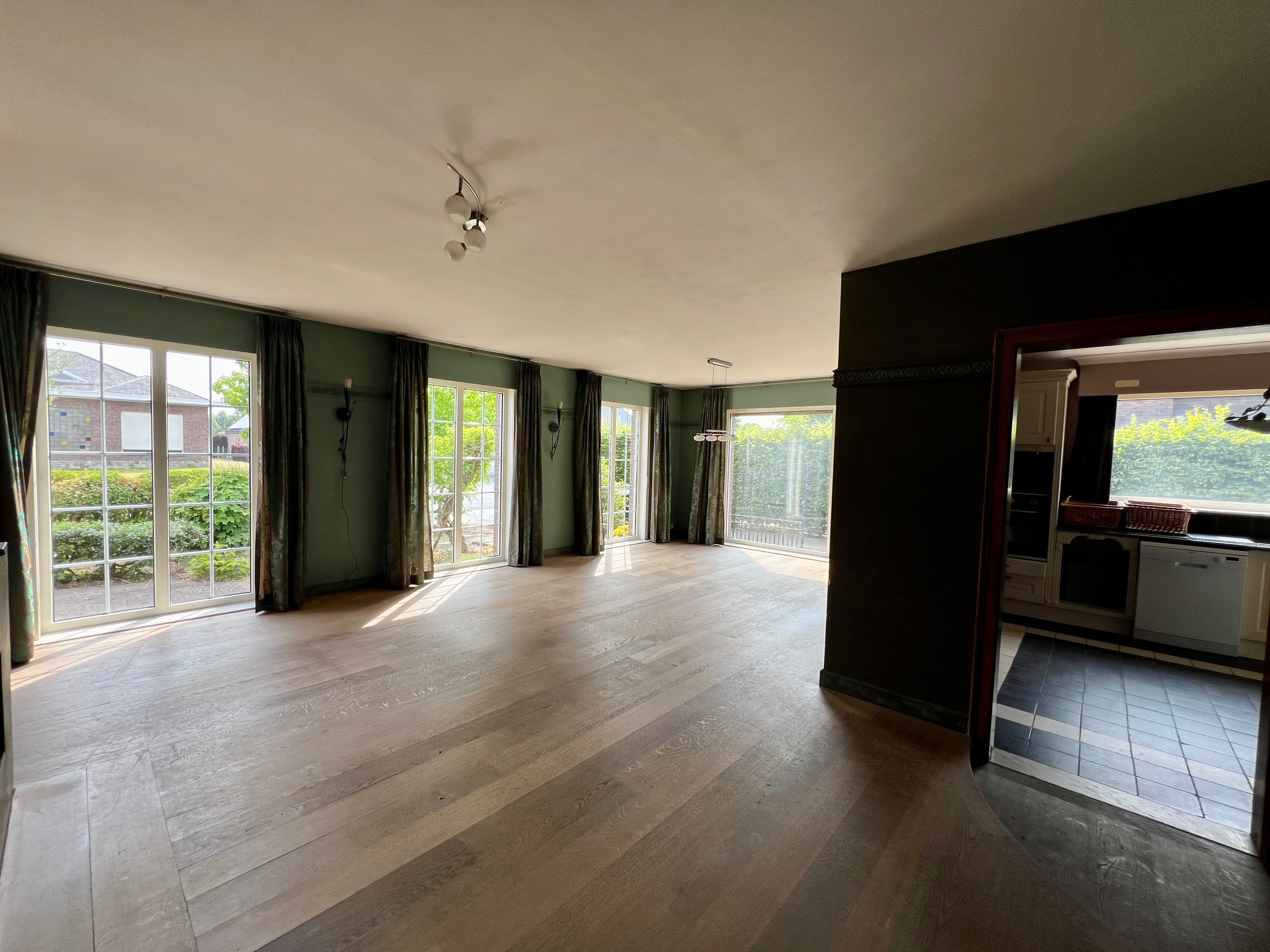Ruime halfopen vierslaapkamerwoning te Oosteeklo foto 4