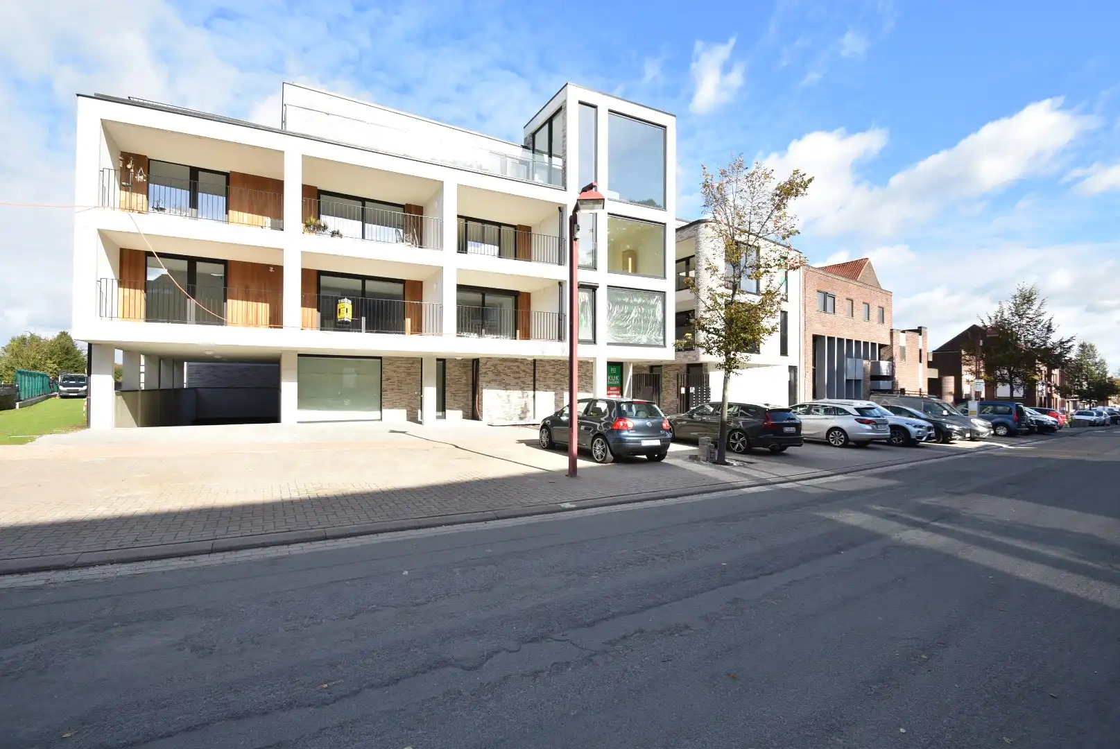 Knap recent appartement met 2 slaapkamers en mooi uitzicht + autostandplaats foto {{pictureIndex}}