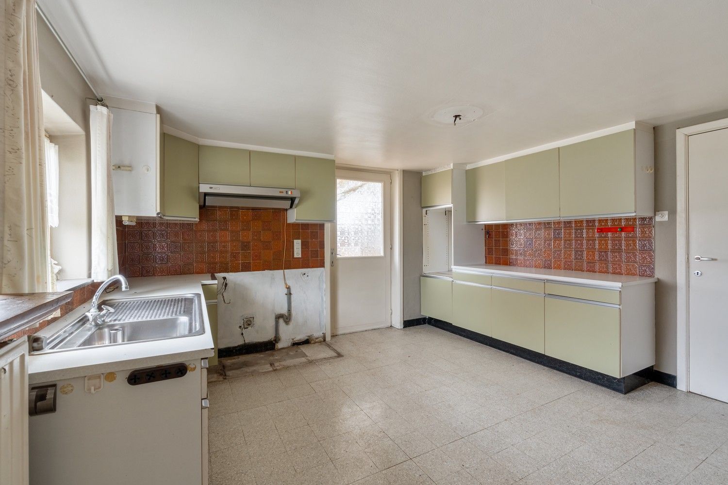 Te renoveren woning met loodsen op rustige locatie! foto 9