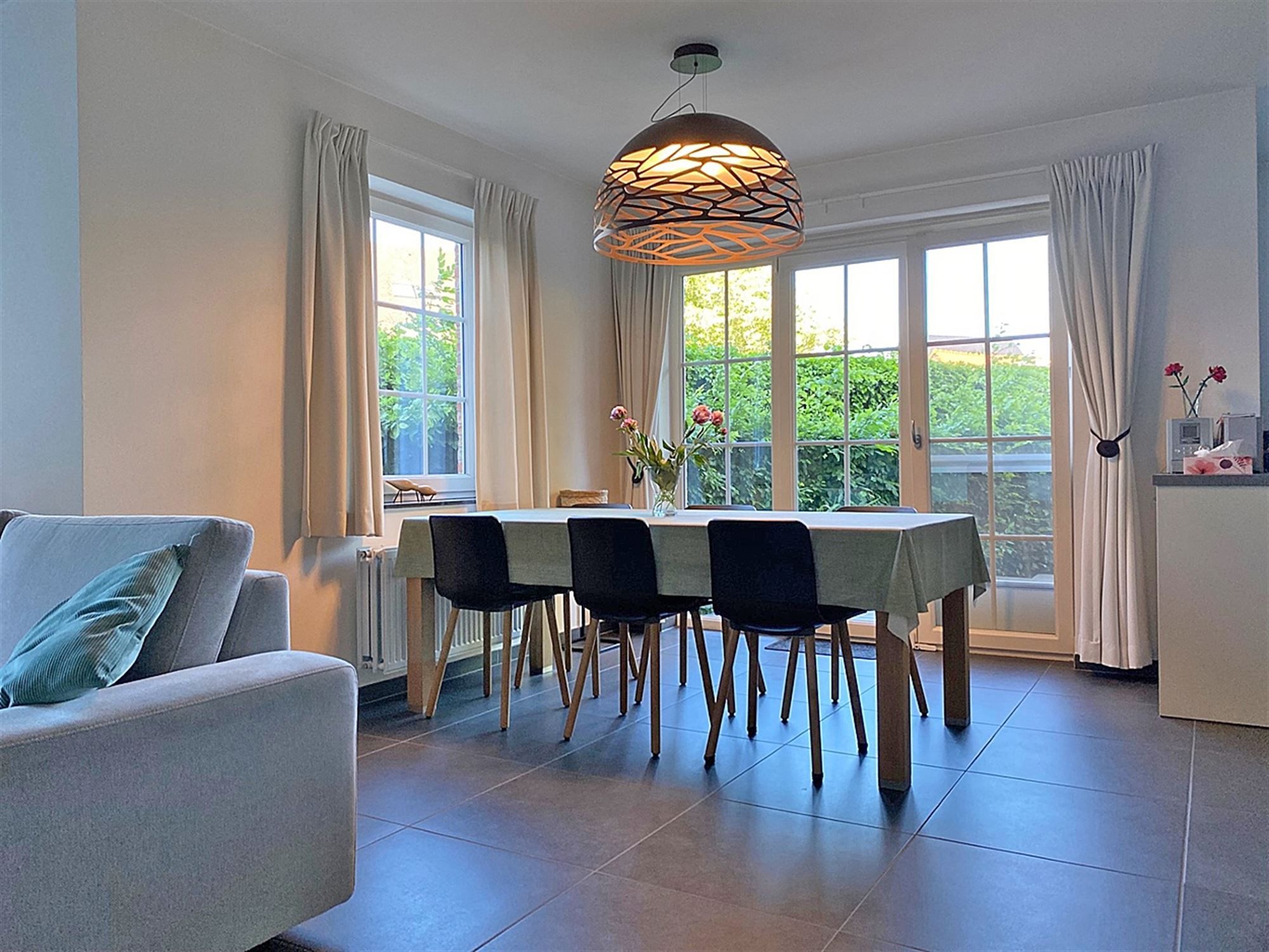 Gelijkvloers APPARTEMENT met 3 slpks, terras, kelderberging en overdekte autostaanplaats foto 3