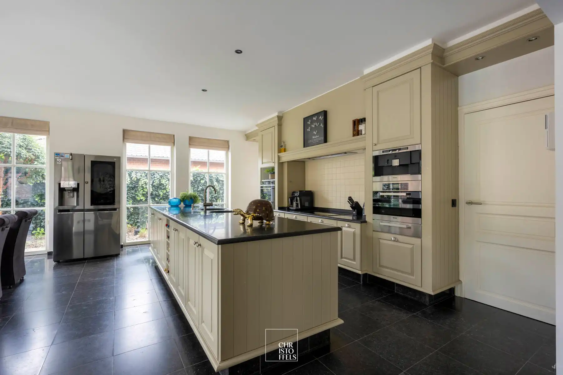 Exclusief landhuis met buitenzwembad op perceel van 2.787m² aan de bosrand. foto 32