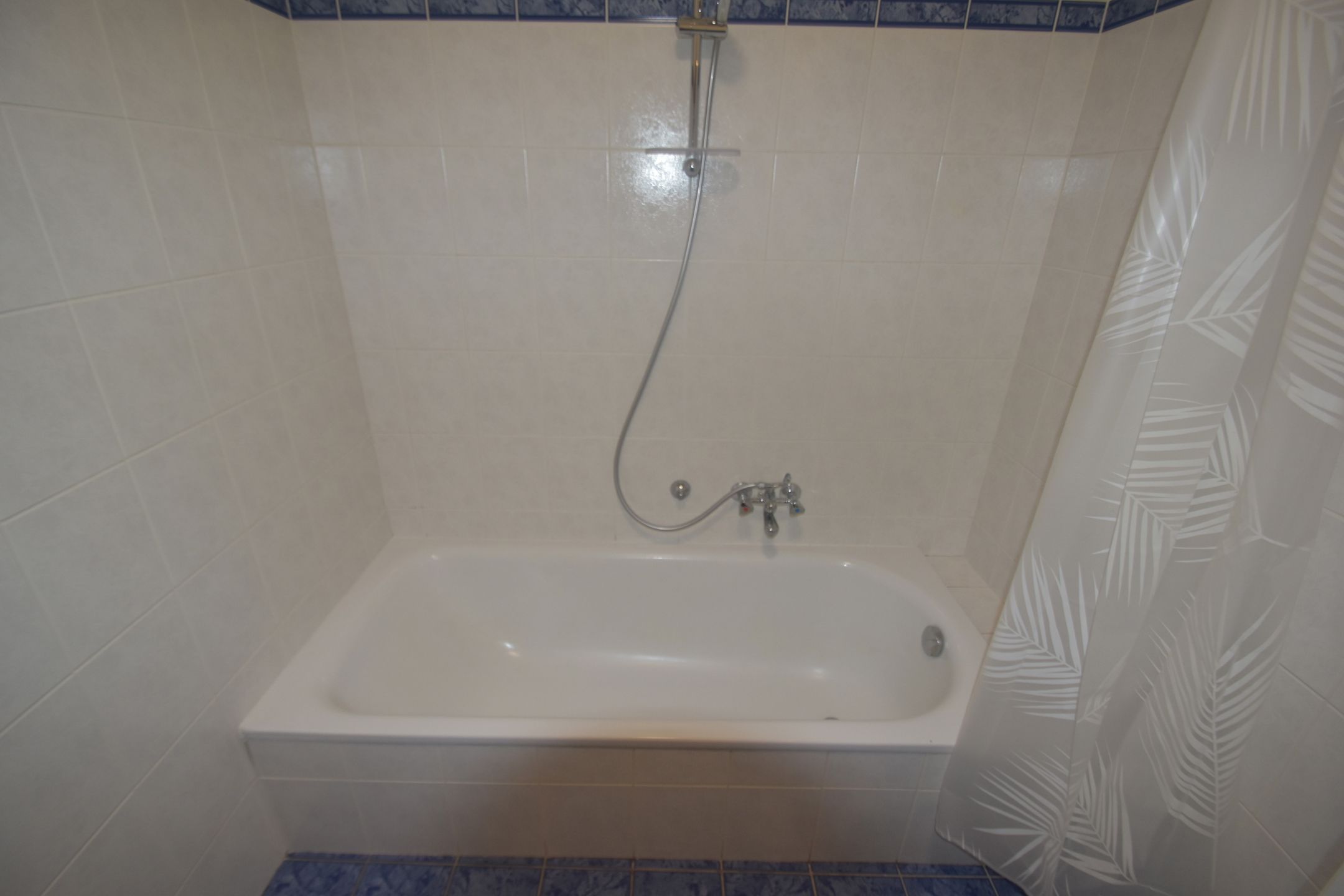 Nabij het station van D'monde gel., gelijkvl. 3 slpk-app. met 2 badk. en gar.  foto 21