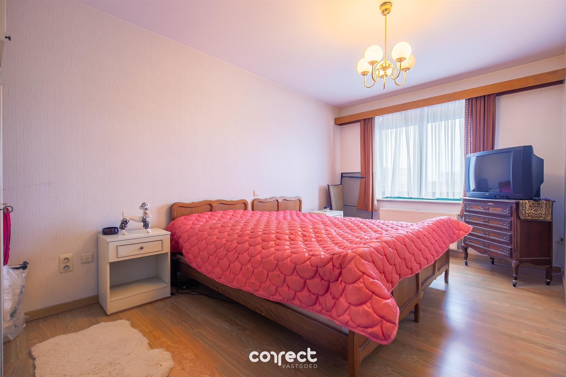 Instapklare gezinswoning met garage voor 3 wagens, terras en ruime zongerichte tuin. foto 8