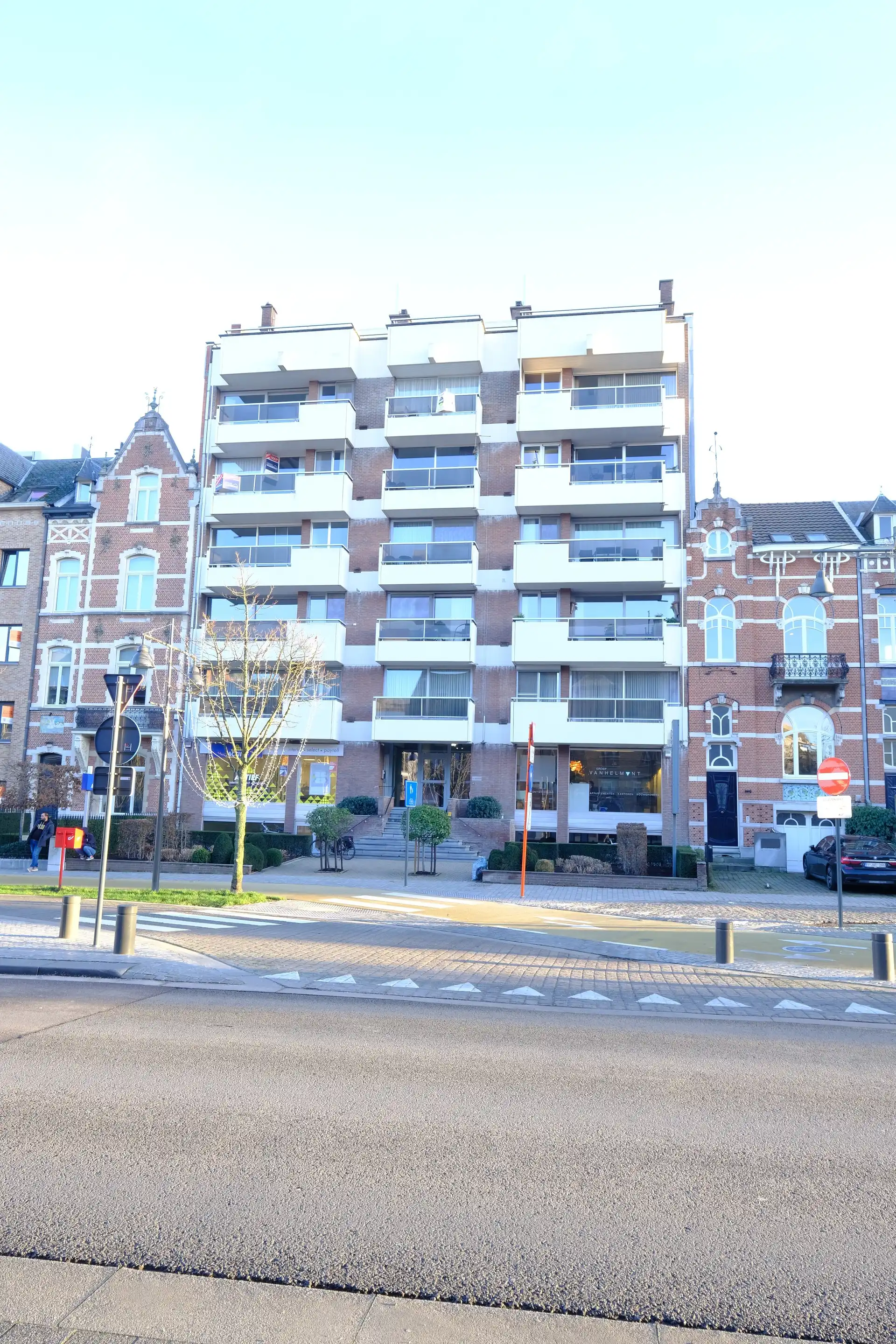 Gerenoveerde gemeubelde studio in centrum Hasselt met autostaanplaats foto 4