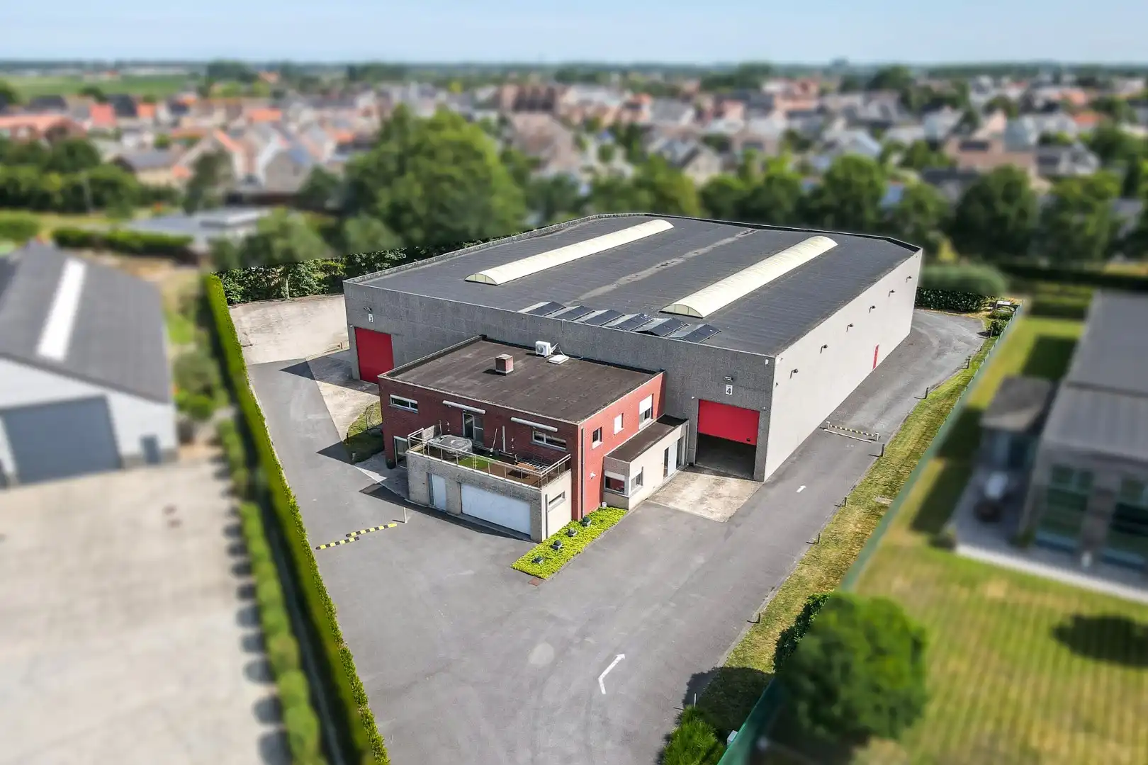 Bedrijfswoning met ruime loods van ca. 1.530 m² in de ambachtelijke zone van Eernegem foto {{pictureIndex}}