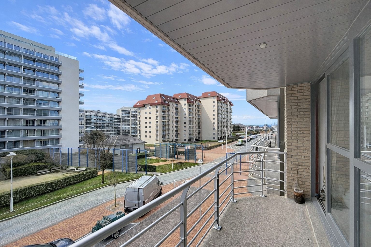 Ruim drieslaapkamer appartement  met zuidgericht terras met centrale ligging te Nieuwpoort-Bad foto 3