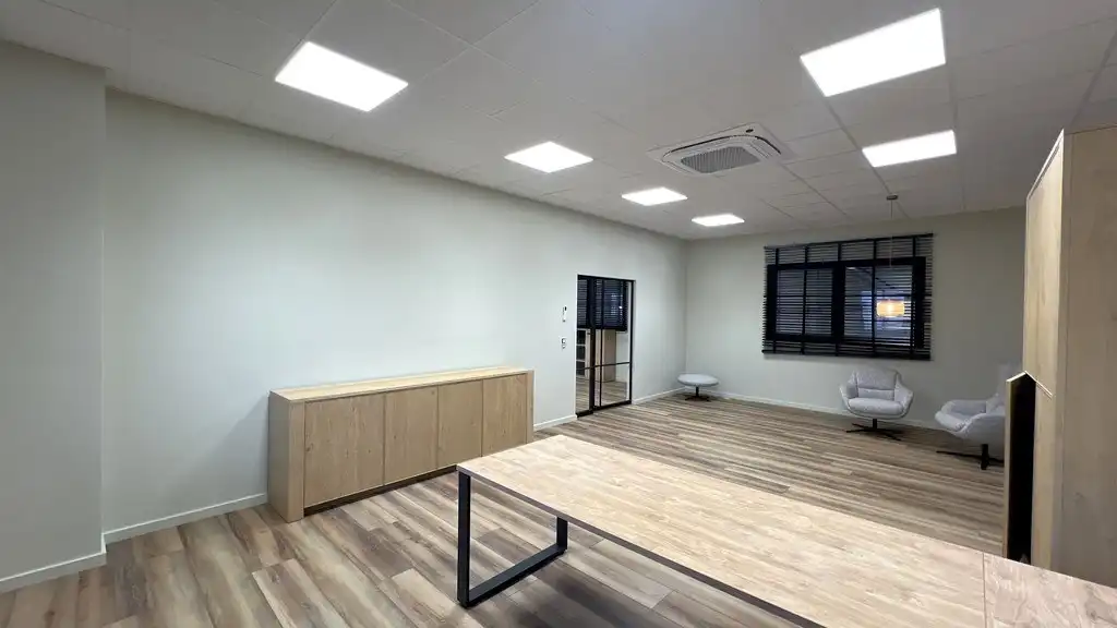 Loods met kantoor te huur in Europark-Noord te Sint-Niklaas foto 5