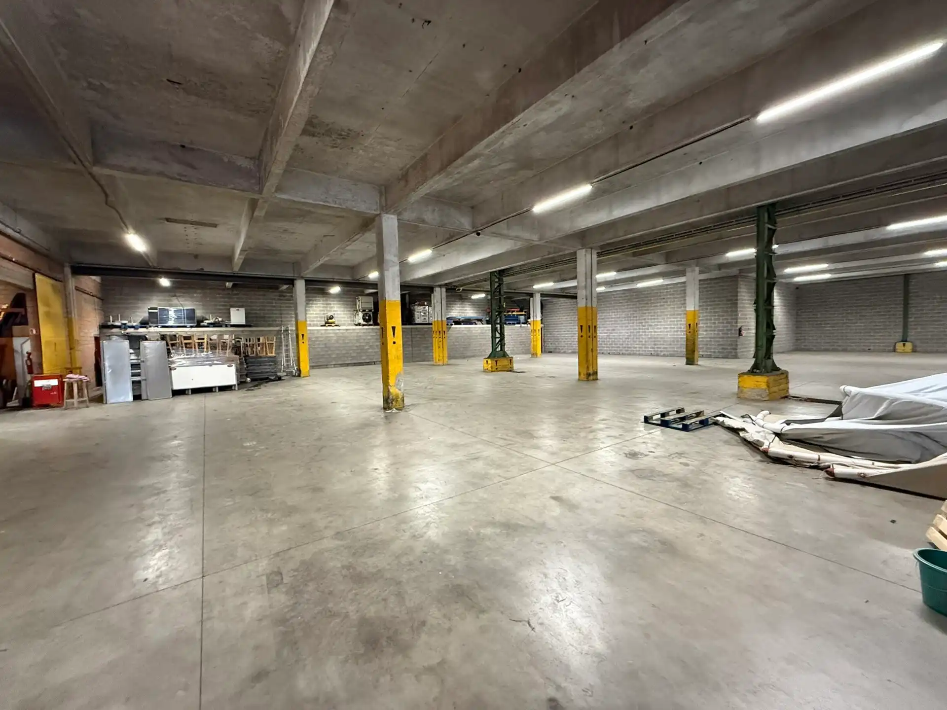 Magazijn met kantoren te huur nabij de Haven van Antwerpen foto 9