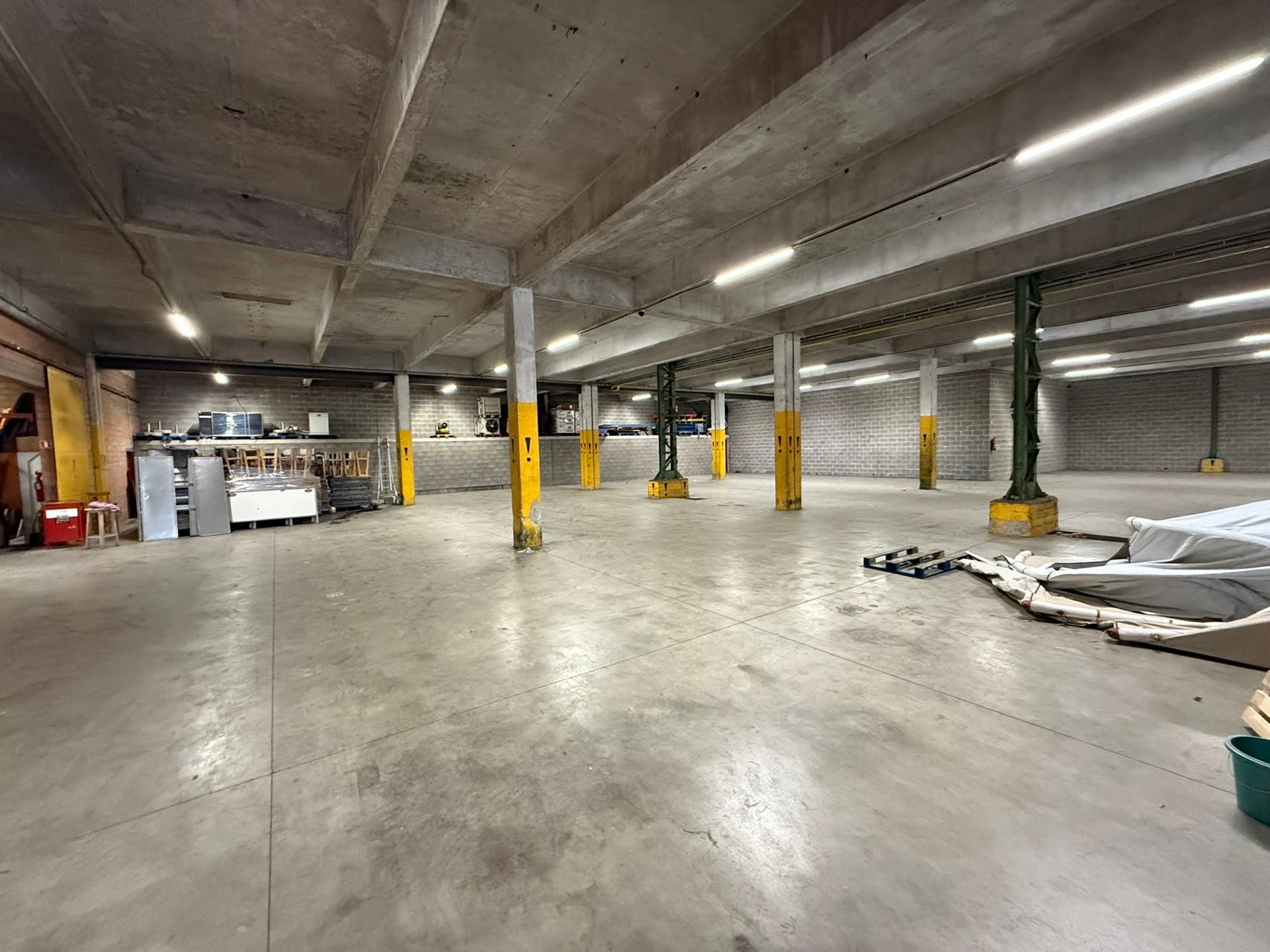 Magazijn met kantoren te huur nabij de Haven van Antwerpen foto 9