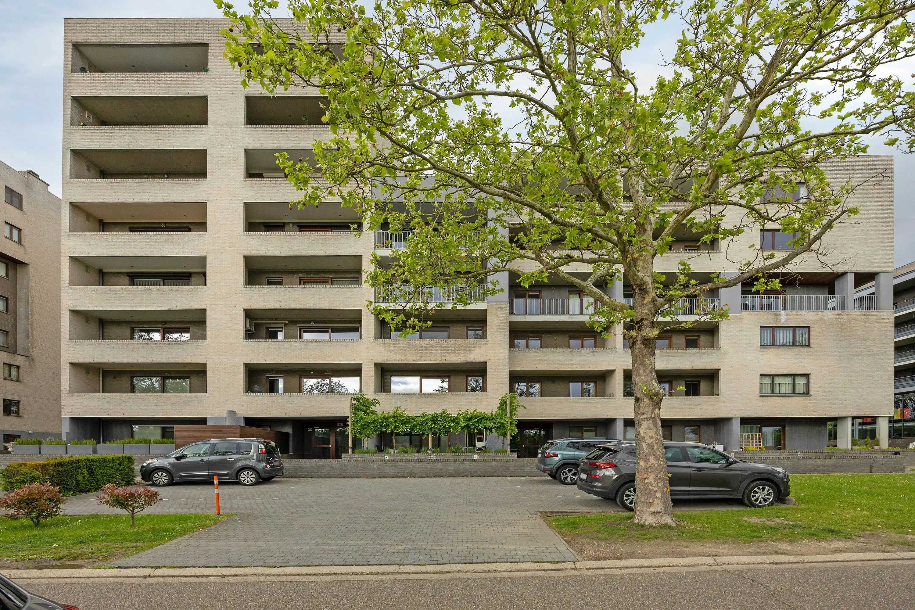 Ruim drie slaapkamer appartement te Hasselt met autostaanplaats foto 11