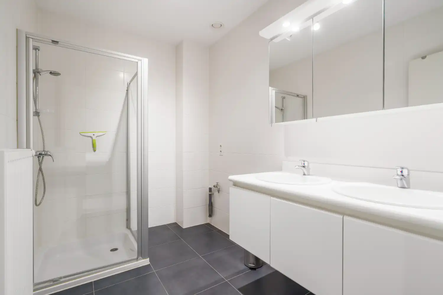 Ruim gelijkvloers appartement met drie slaapkamers en twee badkamers. In het centrum en dichtbij de Dijk en het strand van Blankenberge. Dit appartement wordt gemeubeld verhuurd. foto 8