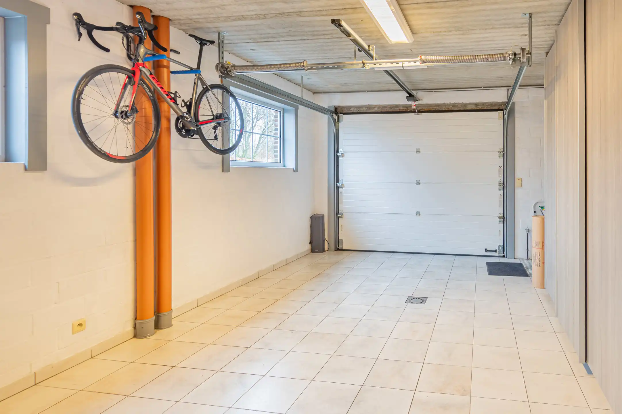 Gezinswoning in landelijke stijl in doodlopende straat foto 19