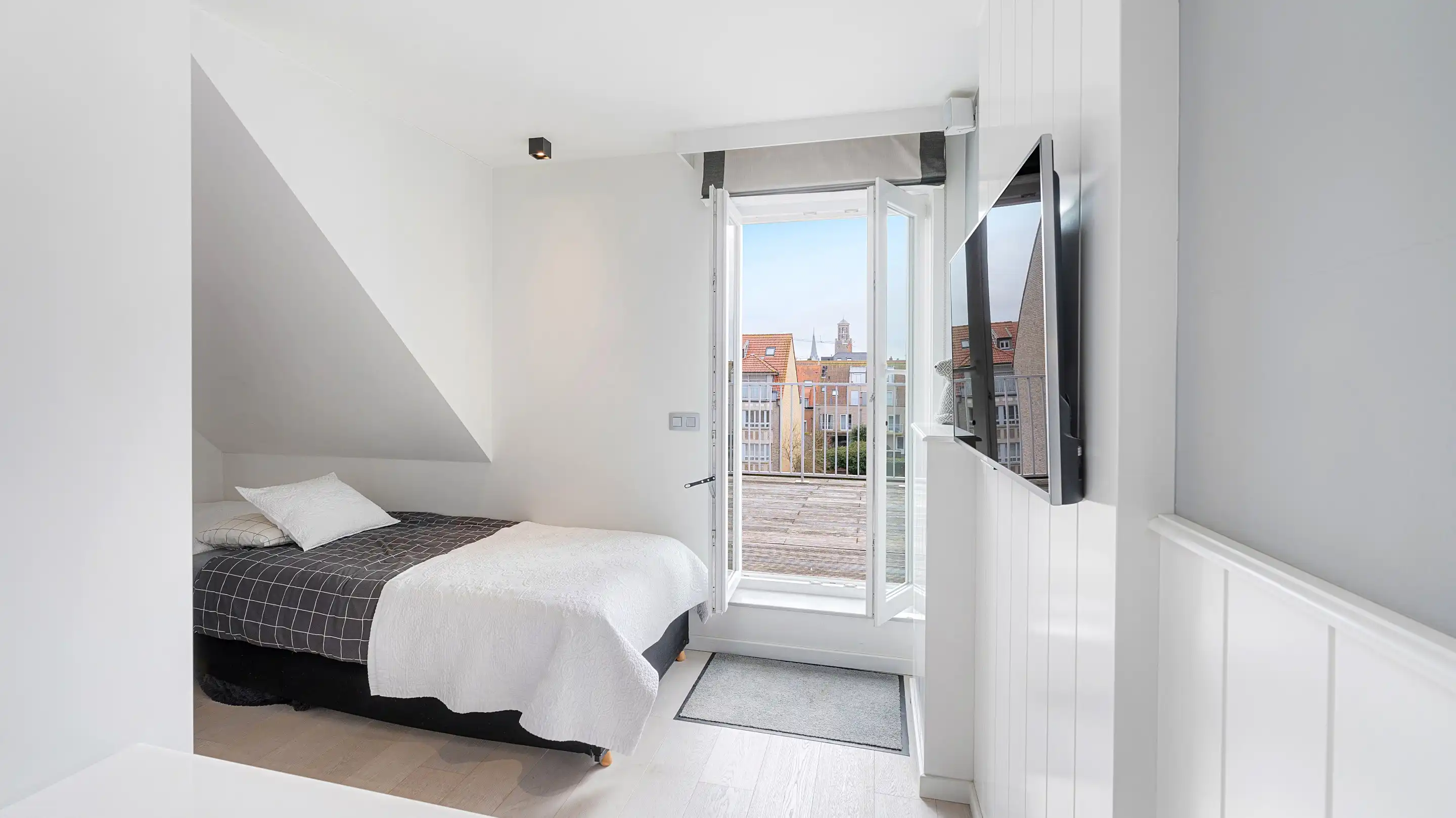 Zeer recent en mooi  duplex dakapp. in perfecte staat  met groot zuidgericht terras dichtbij de Lippenslaan. foto 15