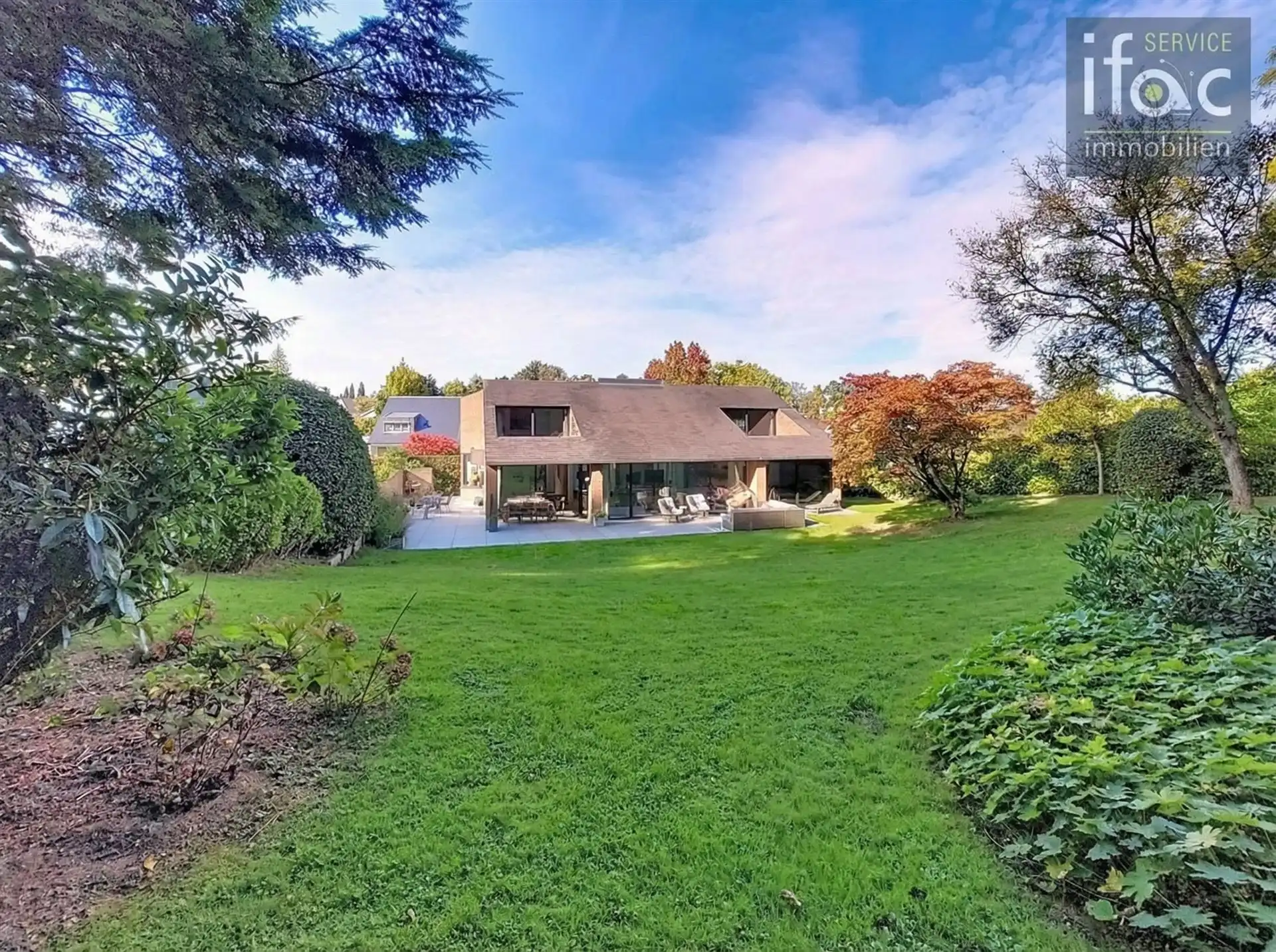 Exclusieve postmodernistische luxevilla grenzend aan bos foto 2