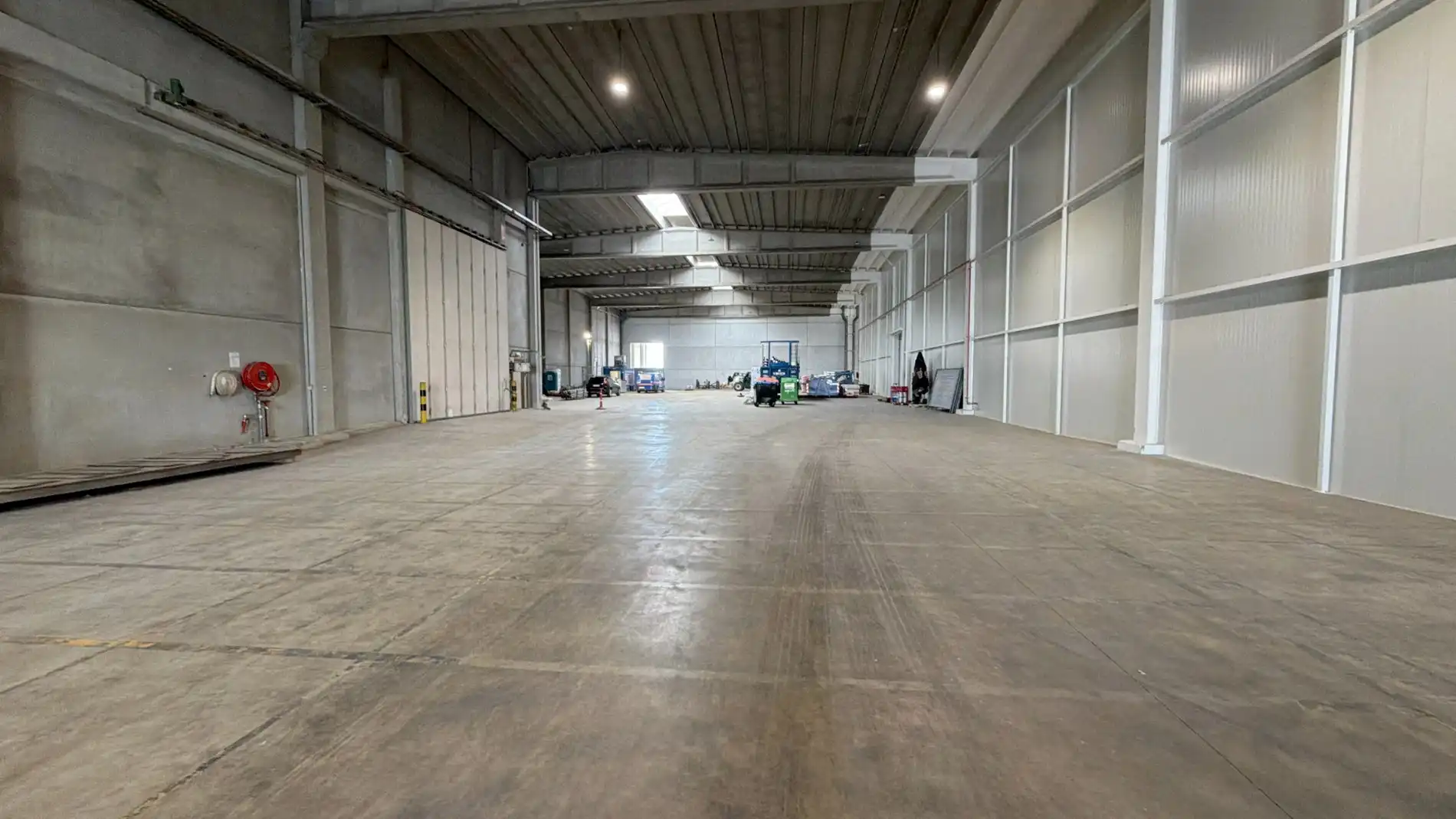 Magazijn met laadkade en nieuwbouw kantoren te huur in haven van Antwerpen foto 6