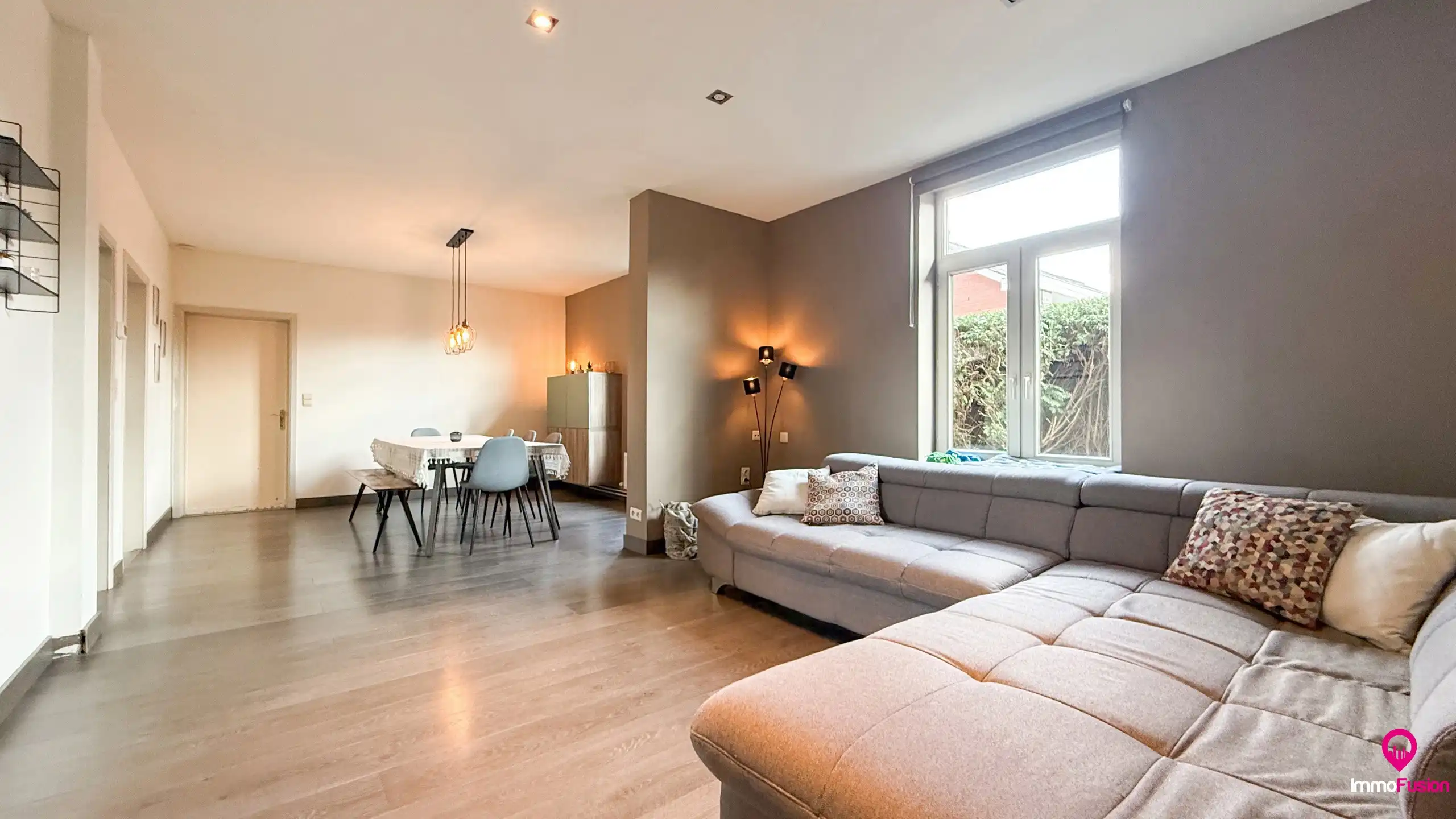 Charmante woning met 5 slaapkamers op een ruim perceel foto 4