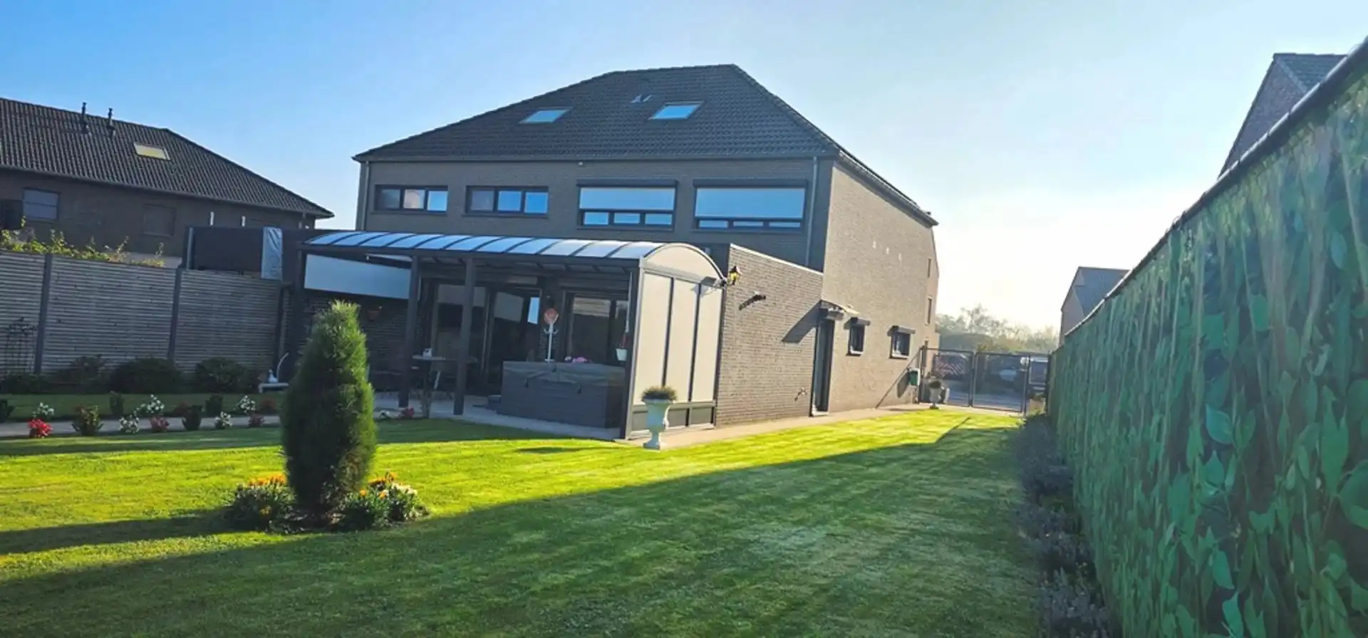 Ruime, recente, instapklare, energiezuinige half open bebouwing met degelijke en kwalitatieve afwerking en zonnepanelen, gelegen net buiten de grote ring van Hasselt. foto 3