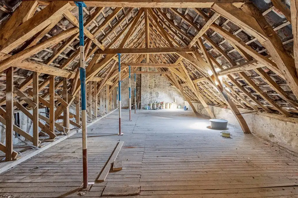 VEURNE: Historisch gebouw (reeds vermeld begin 15de eeuw, verbouwd in 1716) met meerdere garages pal in het centrum van Veurne op 673m² grondoppervlakte. foto 17