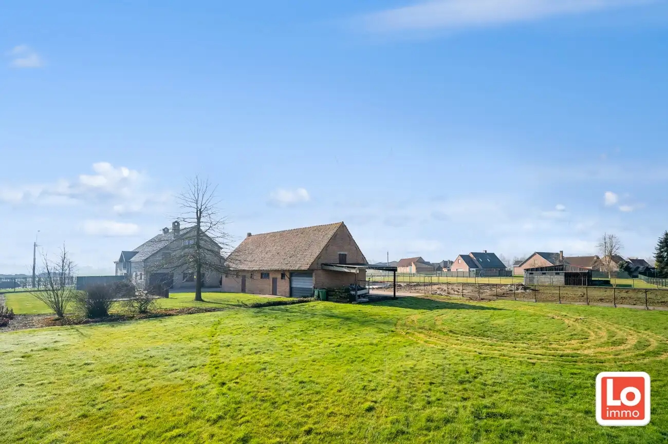 VERKOCHT!! Heel ruime degelijke open woning met praktijkruimte, inpandige garage en ruime gerenoveerde schuur met heel wat potentieel gelegen op een gemakkelijk bereikbare locatie tussen Oostakker en Lochristi! foto 37