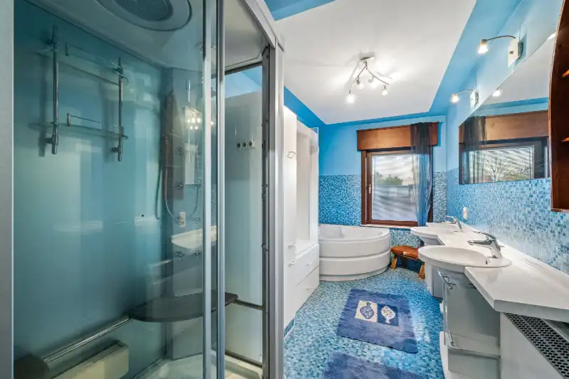 Zonnebeke. Half-open polyvalent ruim gebouw / handelshuis met apart magazijn van +/- 170m2 en  3-5 slaapkamers en apart kantoor / hobby / handelsruimte. Goede staat ! foto 12