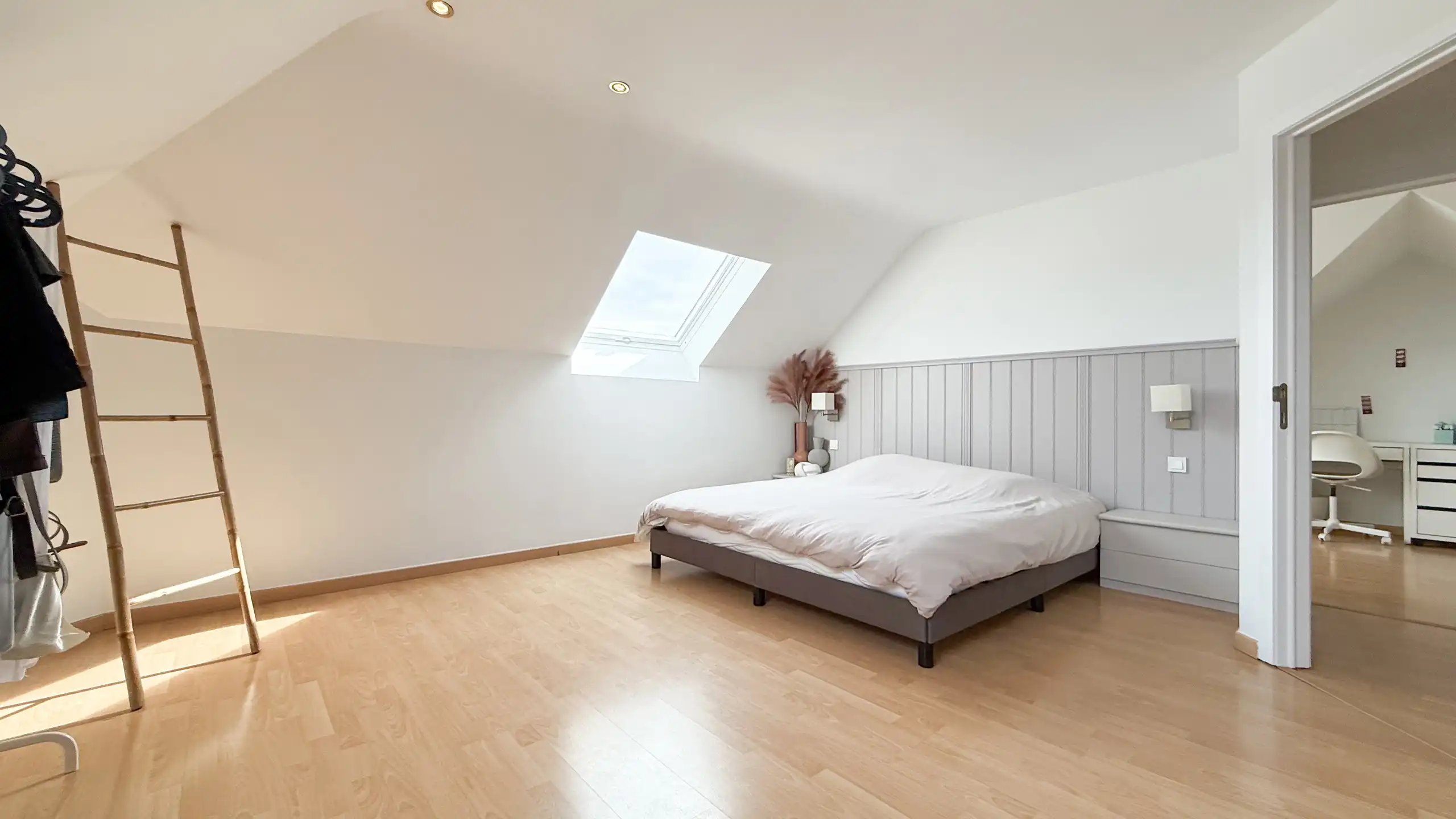 Zeer ruim appartement met 4 slaapkamers en parking in Tuilt! foto 38