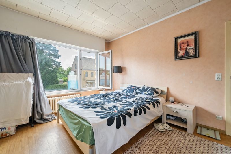 Hooglede- Opbrengsteigendom van 3 verhuurde sterk gebouwde woningen met 3 slaapkamers in het centrum van Hooglede gelgen. Deels al vernieuwd. Potentieel met tuinen en parking. foto 14