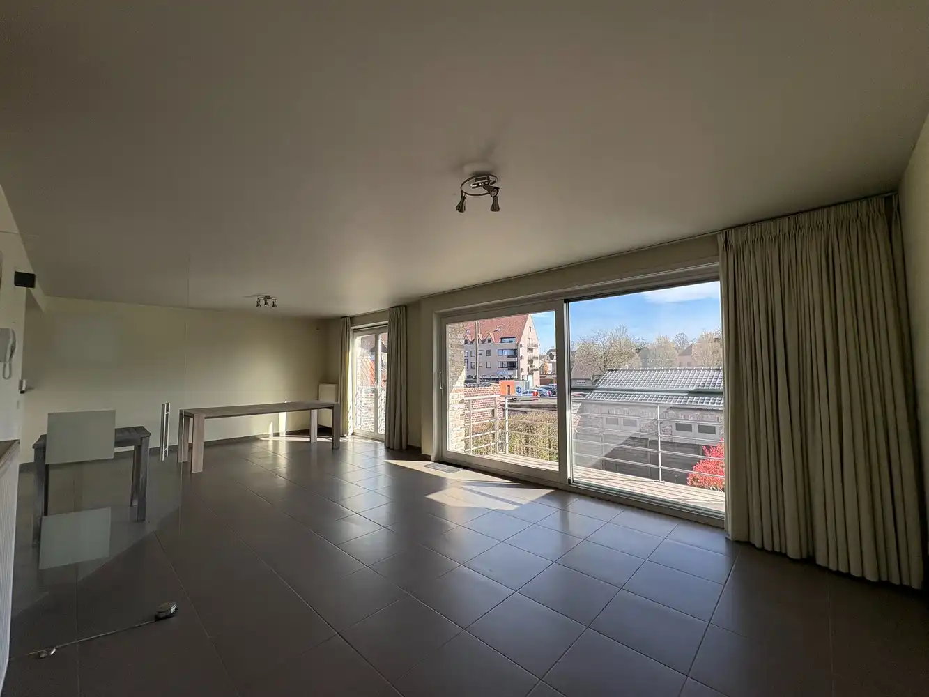 Lichtrijk appartement met twee slaapkamers + garage foto {{pictureIndex}}