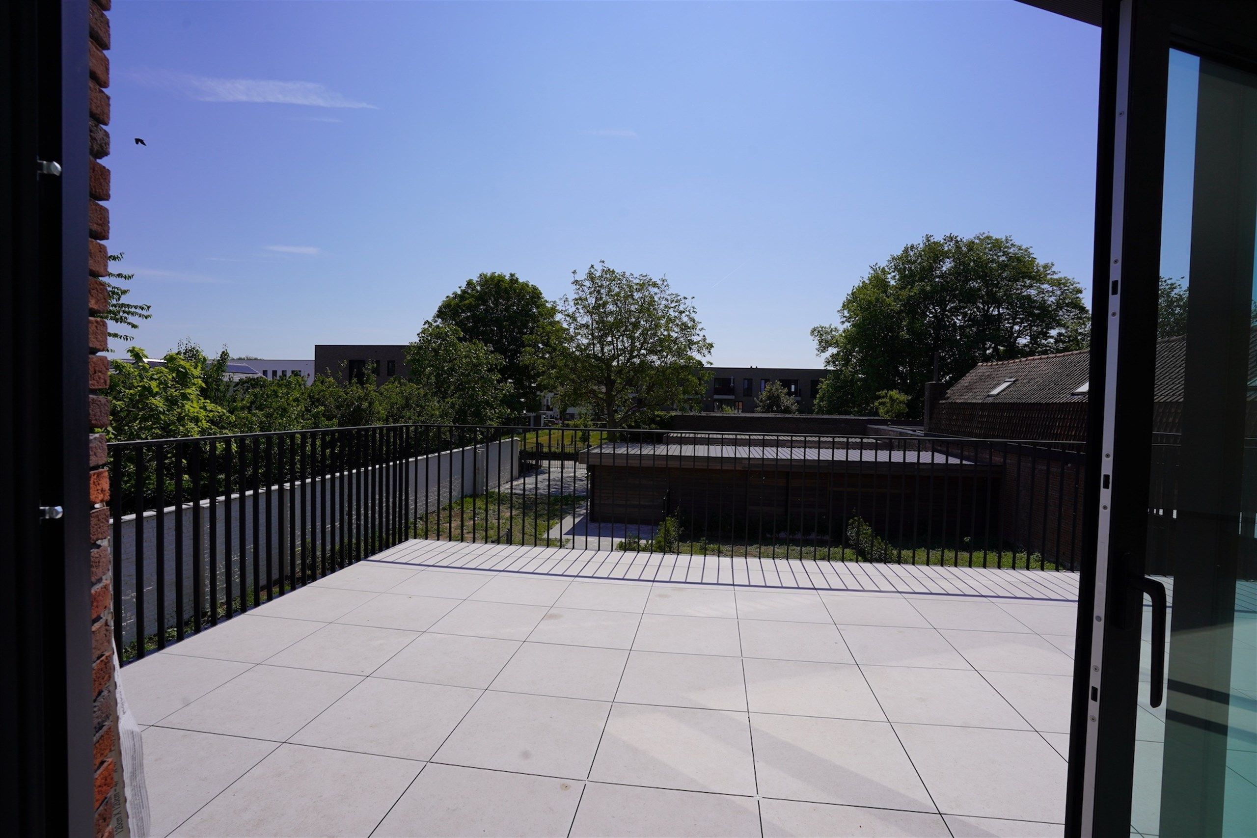 Nieuwbouwappartement ('25) met groot terras en eigen Carport foto 11