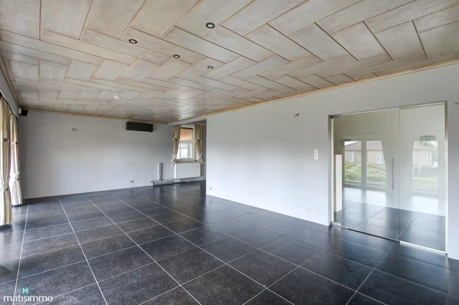 RUIME WONING MET 5 SLAAPKAMERS, INPANDIGE GARAGE EN WELLNESSRUIMTE OP EEN RUIM PERCEEL foto 4