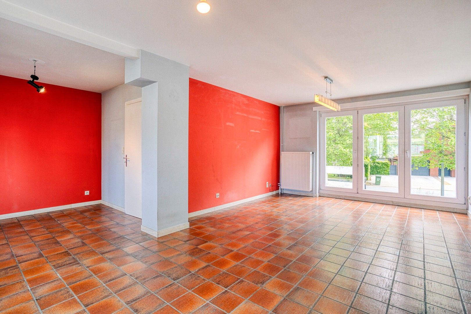 Op te frissen woning met kantoorruimte en garage te Sint-Michiels foto 3