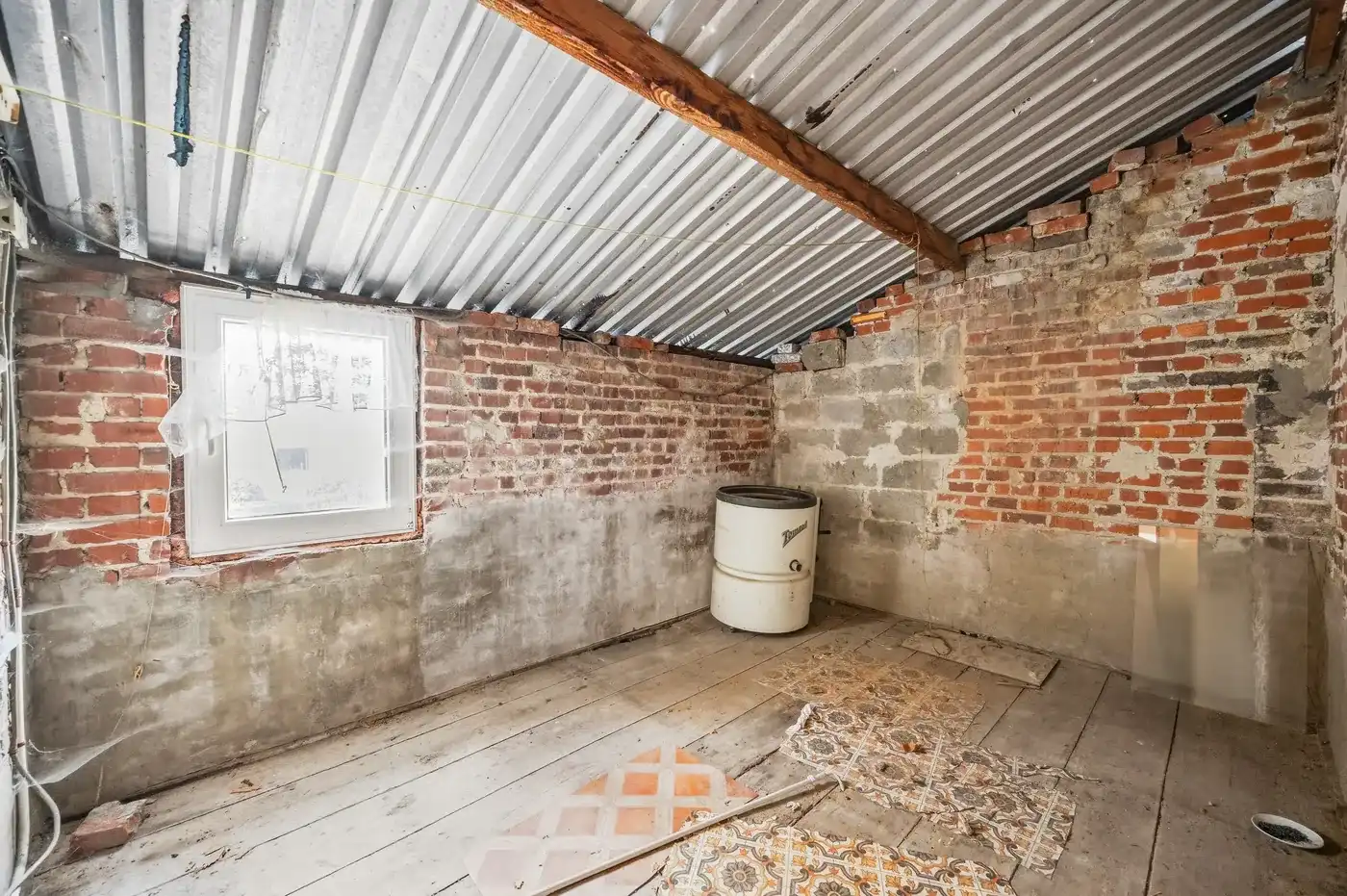 Charmante renovatiewoning met grote tuin en garage op royaal perceel foto 17